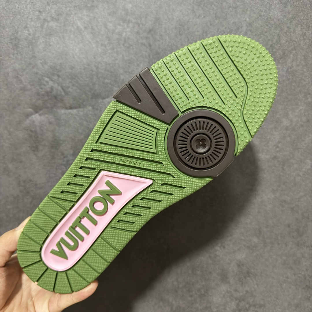 图片[9]-【公司级】Louis Vuitton Trainer Sneaker Low 路易威登 休闲运动文化百搭板鞋 舒适防滑底和百搭性霸屏整个时尚娱乐圈 细节调整完美主义 鞋面采用柔软皮革鞋面 独家开模大底 侧边采用3D打印标志性Logo 尽显贵族时尚气息 配带正品全套包装 尺码：35-47-选品中心