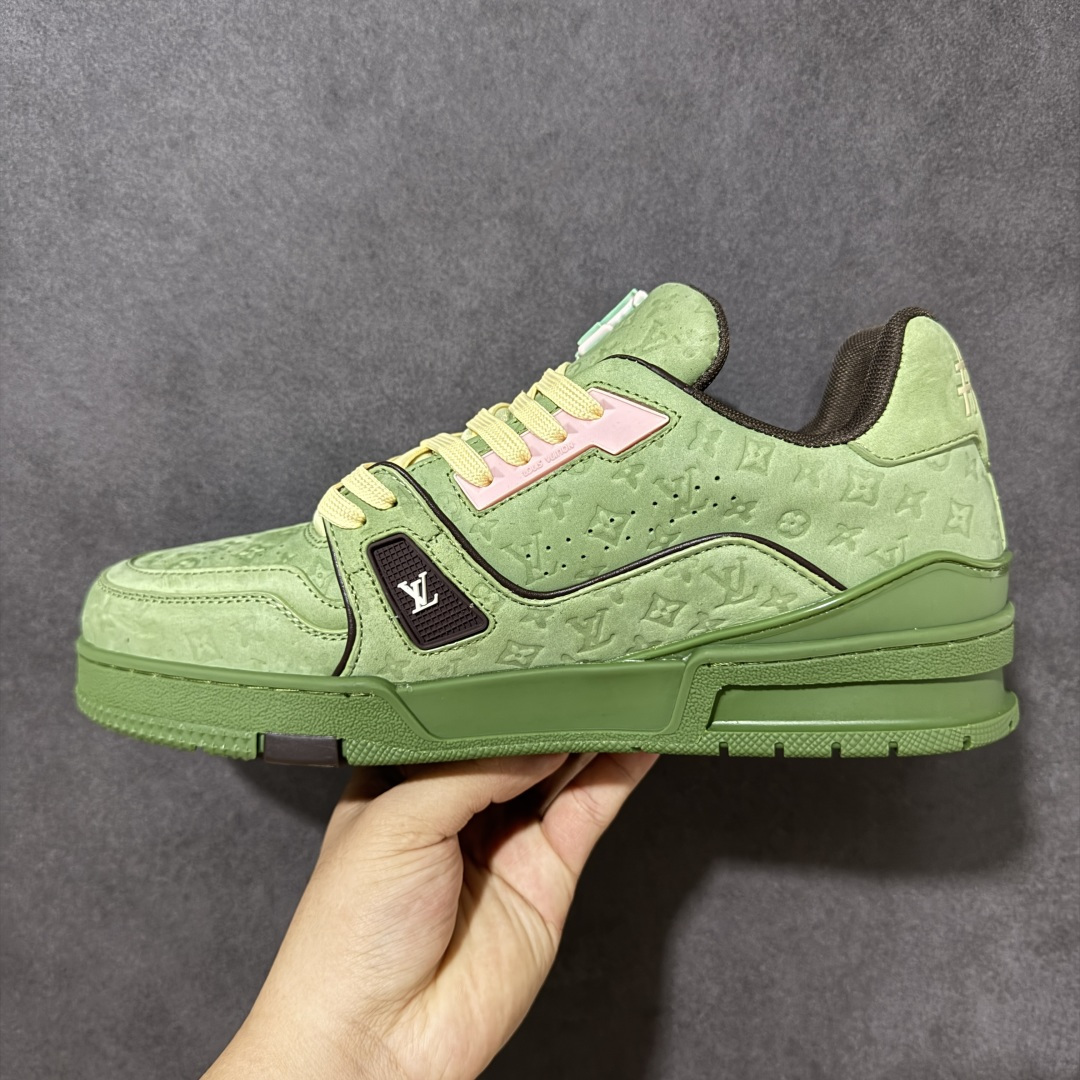 图片[2]-【公司级】Louis Vuitton Trainer Sneaker Low 路易威登 休闲运动文化百搭板鞋 舒适防滑底和百搭性霸屏整个时尚娱乐圈 细节调整完美主义 鞋面采用柔软皮革鞋面 独家开模大底 侧边采用3D打印标志性Logo 尽显贵族时尚气息 配带正品全套包装 尺码：35-47-选品中心
