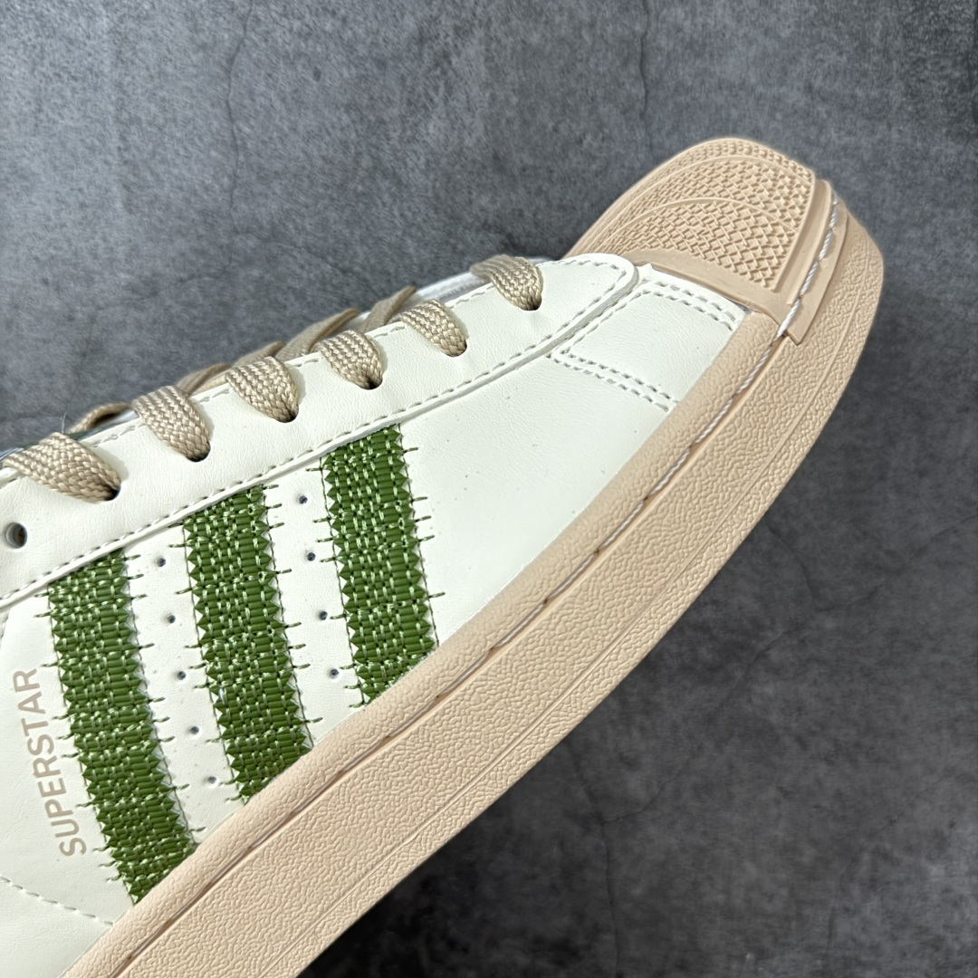 图片[6]-【GX版】Adidas Original Superstar 2 阿迪达斯 低帮 男女同款 贝壳头2代防滑耐磨轻便低邦板鞋 整体时尚亮眼，鞋身整体以米白色皮革打造，搭配经典米色贝壳头，鞋身两侧经典锯齿三条杠Logo采用绿色底片，加车缝线点缀，侧身金色Superstar字样，鞋舌采用绿色的布料加加白色logo，后跟同样采用车缝线点缀，最后以米色中底完善整体设计收尾。 货号：KJ3967 尺码：35¹/₃ 36 36²/₃ 37¹/₃ 38 38²/₃ 39¹/₃ 40 40²/₃ 41¹/₃ 42 42²/₃ 43¹/₃ 44 44²/₃ 45¹/₃-选品中心