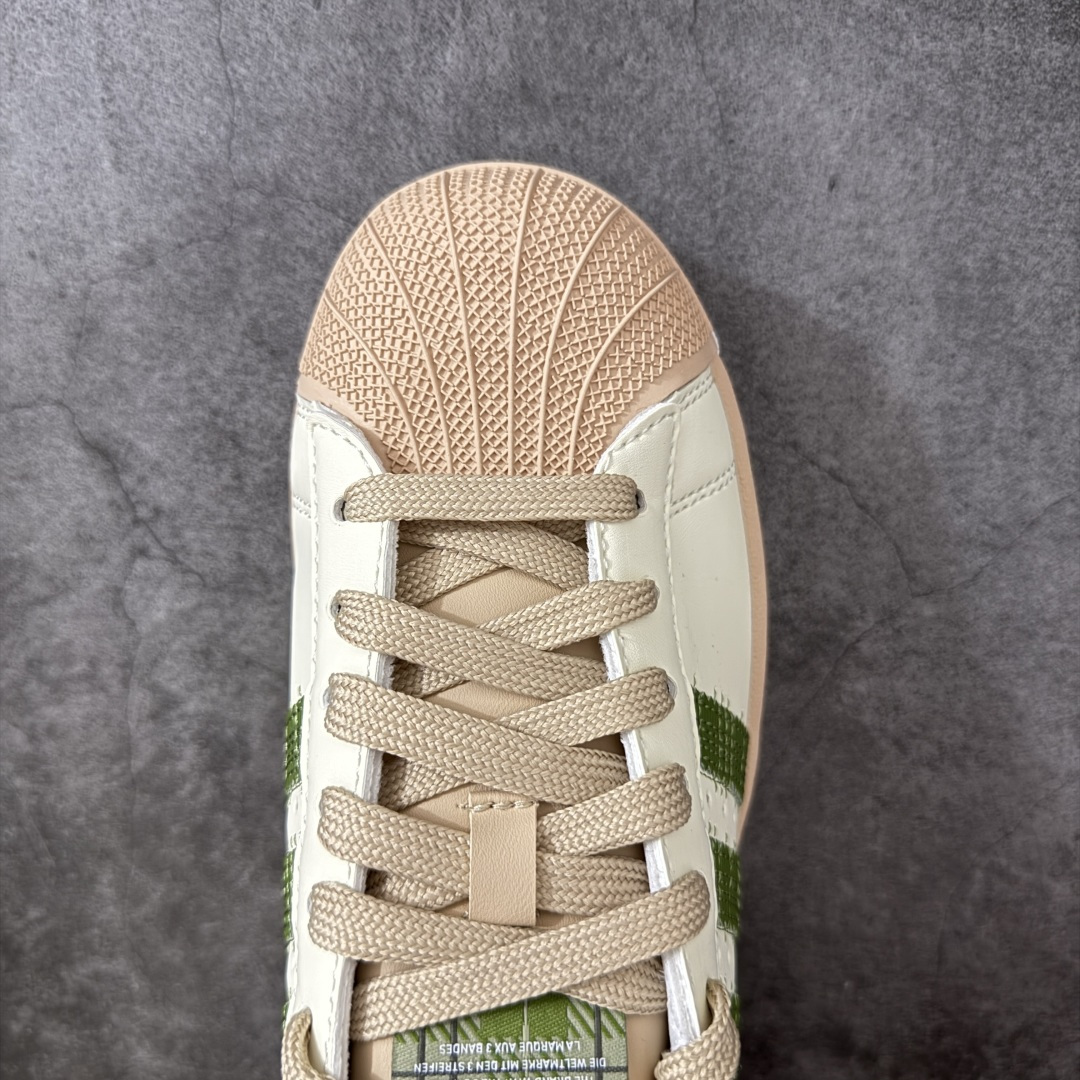 图片[5]-【GX版】Adidas Original Superstar 2 阿迪达斯 低帮 男女同款 贝壳头2代防滑耐磨轻便低邦板鞋 整体时尚亮眼，鞋身整体以米白色皮革打造，搭配经典米色贝壳头，鞋身两侧经典锯齿三条杠Logo采用绿色底片，加车缝线点缀，侧身金色Superstar字样，鞋舌采用绿色的布料加加白色logo，后跟同样采用车缝线点缀，最后以米色中底完善整体设计收尾。 货号：KJ3967 尺码：35¹/₃ 36 36²/₃ 37¹/₃ 38 38²/₃ 39¹/₃ 40 40²/₃ 41¹/₃ 42 42²/₃ 43¹/₃ 44 44²/₃ 45¹/₃-选品中心