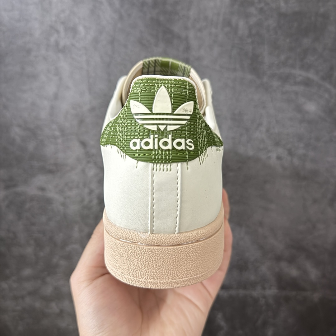 图片[4]-【GX版】Adidas Original Superstar 2 阿迪达斯 低帮 男女同款 贝壳头2代防滑耐磨轻便低邦板鞋 整体时尚亮眼，鞋身整体以米白色皮革打造，搭配经典米色贝壳头，鞋身两侧经典锯齿三条杠Logo采用绿色底片，加车缝线点缀，侧身金色Superstar字样，鞋舌采用绿色的布料加加白色logo，后跟同样采用车缝线点缀，最后以米色中底完善整体设计收尾。 货号：KJ3967 尺码：35¹/₃ 36 36²/₃ 37¹/₃ 38 38²/₃ 39¹/₃ 40 40²/₃ 41¹/₃ 42 42²/₃ 43¹/₃ 44 44²/₃ 45¹/₃-选品中心