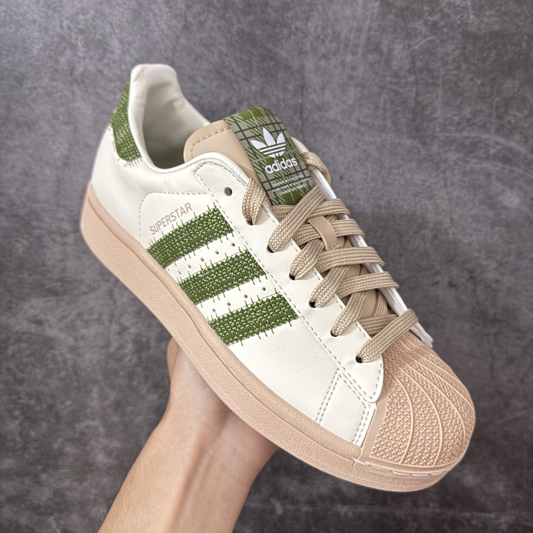 图片[3]-【GX版】Adidas Original Superstar 2 阿迪达斯 低帮 男女同款 贝壳头2代防滑耐磨轻便低邦板鞋 整体时尚亮眼，鞋身整体以米白色皮革打造，搭配经典米色贝壳头，鞋身两侧经典锯齿三条杠Logo采用绿色底片，加车缝线点缀，侧身金色Superstar字样，鞋舌采用绿色的布料加加白色logo，后跟同样采用车缝线点缀，最后以米色中底完善整体设计收尾。 货号：KJ3967 尺码：35¹/₃ 36 36²/₃ 37¹/₃ 38 38²/₃ 39¹/₃ 40 40²/₃ 41¹/₃ 42 42²/₃ 43¹/₃ 44 44²/₃ 45¹/₃-选品中心