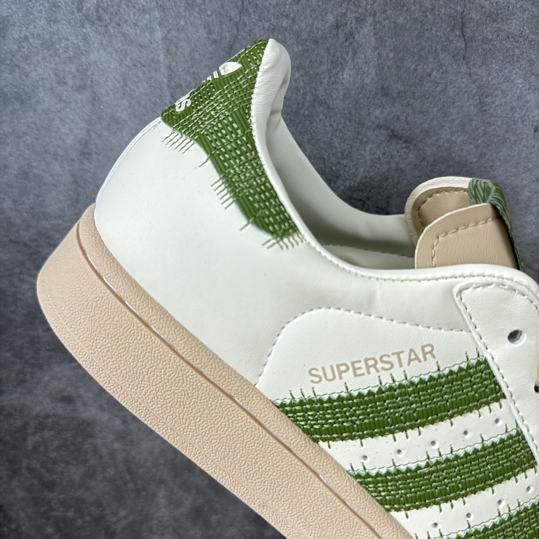 图片[7]-【GX版】Adidas Original Superstar 2 阿迪达斯 低帮 男女同款 贝壳头2代防滑耐磨轻便低邦板鞋 整体时尚亮眼，鞋身整体以米白色皮革打造，搭配经典米色贝壳头，鞋身两侧经典锯齿三条杠Logo采用绿色底片，加车缝线点缀，侧身金色Superstar字样，鞋舌采用绿色的布料加加白色logo，后跟同样采用车缝线点缀，最后以米色中底完善整体设计收尾。 货号：KJ3967 尺码：35¹/₃ 36 36²/₃ 37¹/₃ 38 38²/₃ 39¹/₃ 40 40²/₃ 41¹/₃ 42 42²/₃ 43¹/₃ 44 44²/₃ 45¹/₃-选品中心