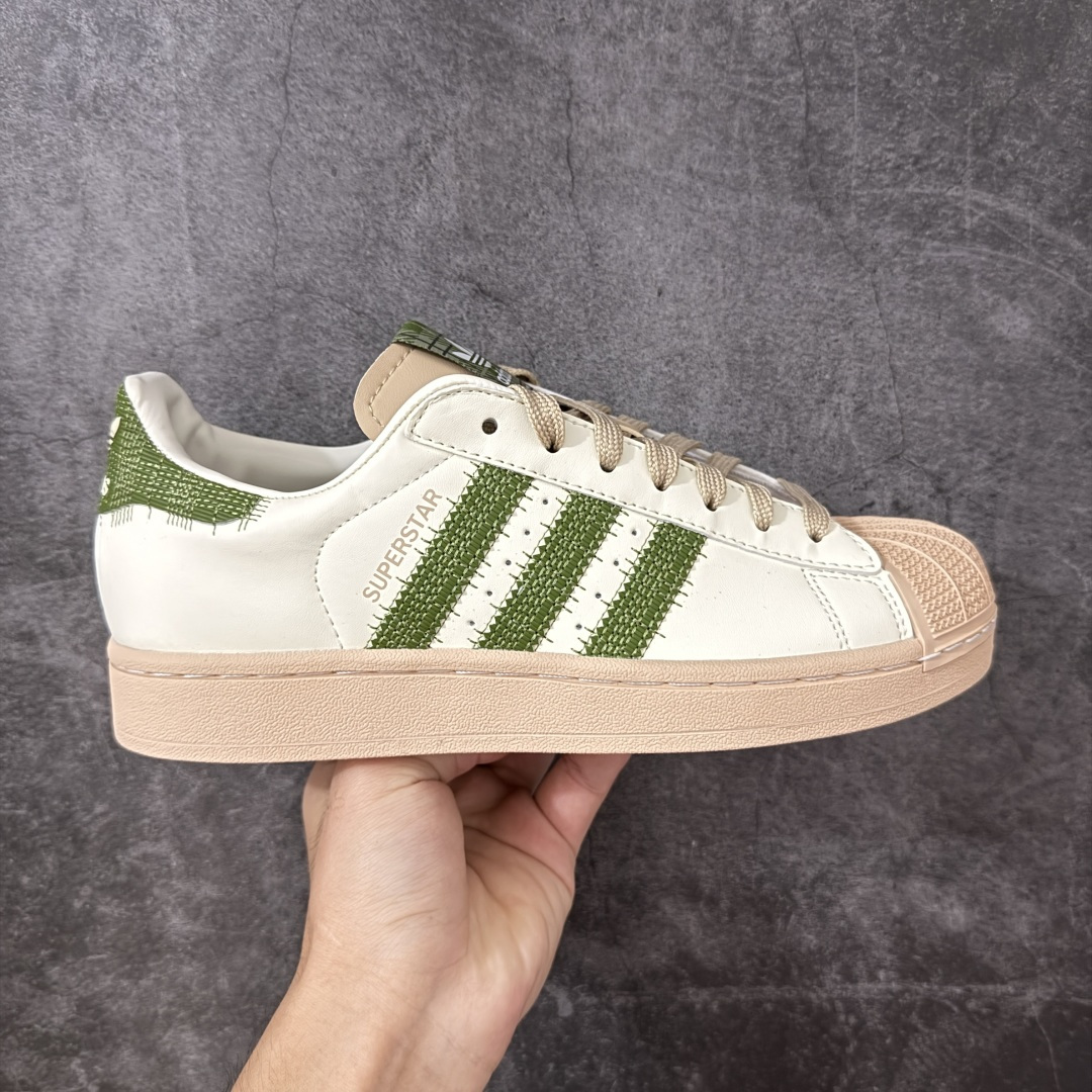 【GX版】Adidas Original Superstar 2 阿迪达斯 低帮 男女同款 贝壳头2代防滑耐磨轻便低邦板鞋 整体时尚亮眼，鞋身整体以米白色皮革打造，搭配经典米色贝壳头，鞋身两侧经典锯齿三条杠Logo采用绿色底片，加车缝线点缀，侧身金色Superstar字样，鞋舌采用绿色的布料加加白色logo，后跟同样采用车缝线点缀，最后以米色中底完善整体设计收尾。 货号：KJ3967 尺码：35¹/₃ 36 36²/₃ 37¹/₃ 38 38²/₃ 39¹/₃ 40 40²/₃ 41¹/₃ 42 42²/₃ 43¹/₃ 44 44²/₃ 45¹/₃-选品中心