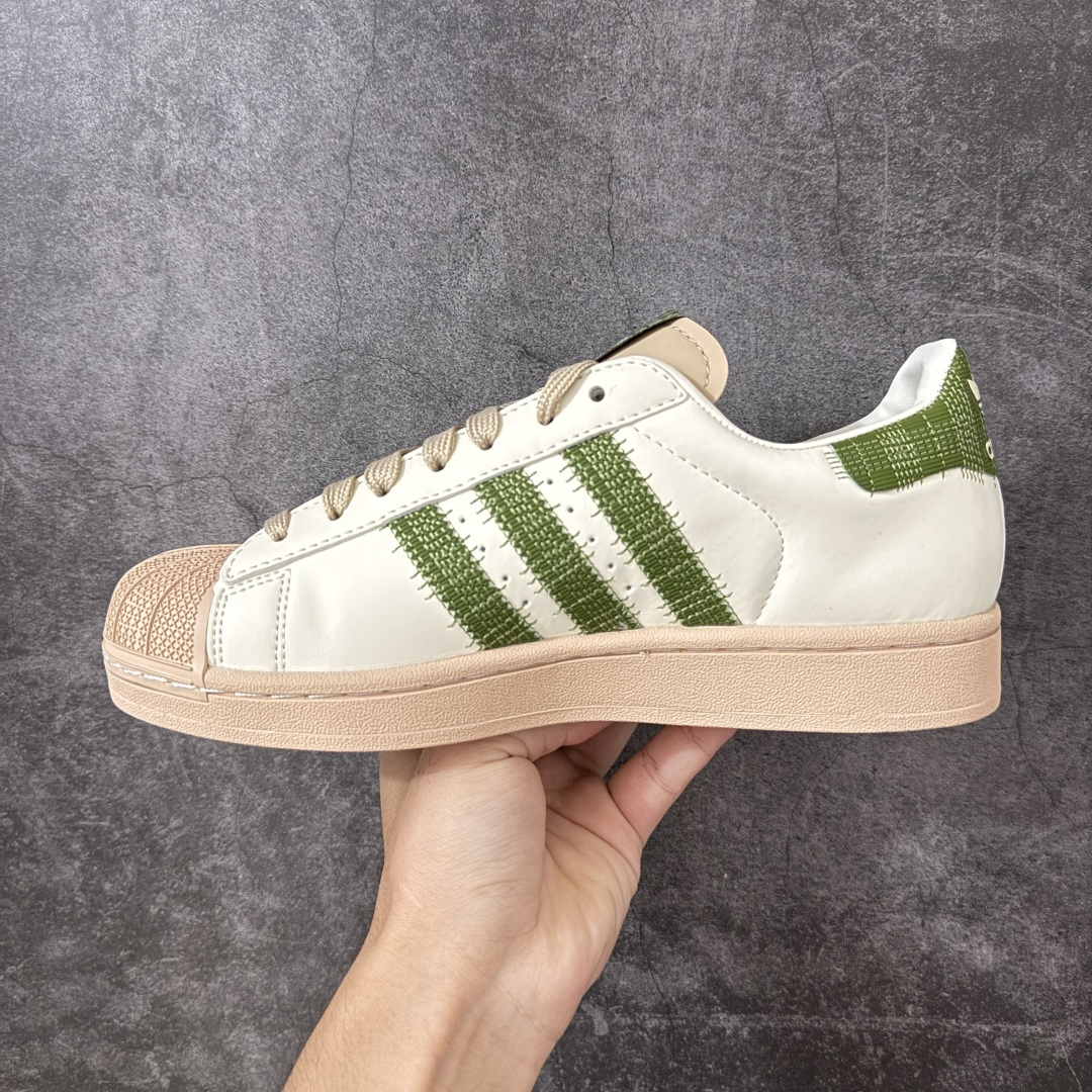 图片[2]-【GX版】Adidas Original Superstar 2 阿迪达斯 低帮 男女同款 贝壳头2代防滑耐磨轻便低邦板鞋 整体时尚亮眼，鞋身整体以米白色皮革打造，搭配经典米色贝壳头，鞋身两侧经典锯齿三条杠Logo采用绿色底片，加车缝线点缀，侧身金色Superstar字样，鞋舌采用绿色的布料加加白色logo，后跟同样采用车缝线点缀，最后以米色中底完善整体设计收尾。 货号：KJ3967 尺码：35¹/₃ 36 36²/₃ 37¹/₃ 38 38²/₃ 39¹/₃ 40 40²/₃ 41¹/₃ 42 42²/₃ 43¹/₃ 44 44²/₃ 45¹/₃-选品中心