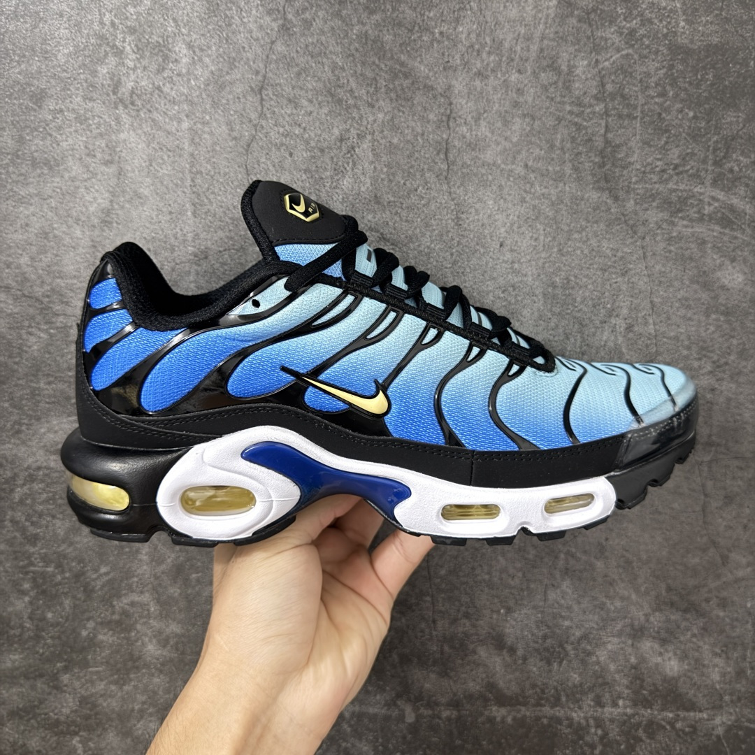 【TK纯原版】Nike Air Max Plus TN气垫系列跑鞋 DX0755-001 全新一比一高端版本 真正的市场T1品质 更多配色陆续出货 真正的用心研发 一点一点抠出来的 品质 品控细节 随便闭眼对比市场任何版本 全套原纸板楦头开发 完美呈现版型 工艺流程均与原鞋保持一致 Turned Air 中底缓震技术 鞋面弧度与大底弧度一致 鞋头正确TPU材质 鞋面高频TPU材质1.0厚度 原鞋一致层次感 超越公司货的品控标准 多道QC质检 货号： 尺码： 40.5 41 42 42.5 43 44 44.5 45 46 47.5 48.5-选品中心