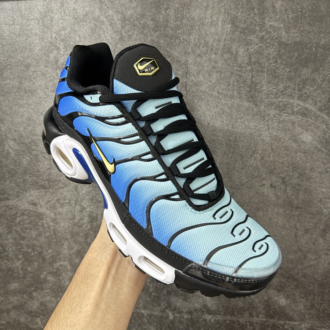 图片[3]-【TK纯原版】Nike Air Max Plus TN气垫系列跑鞋 DX0755-001 全新一比一高端版本 真正的市场T1品质 更多配色陆续出货 真正的用心研发 一点一点抠出来的 品质 品控细节 随便闭眼对比市场任何版本 全套原纸板楦头开发 完美呈现版型 工艺流程均与原鞋保持一致 Turned Air 中底缓震技术 鞋面弧度与大底弧度一致 鞋头正确TPU材质 鞋面高频TPU材质1.0厚度 原鞋一致层次感 超越公司货的品控标准 多道QC质检 货号： 尺码： 40.5 41 42 42.5 43 44 44.5 45 46 47.5 48.5-选品中心
