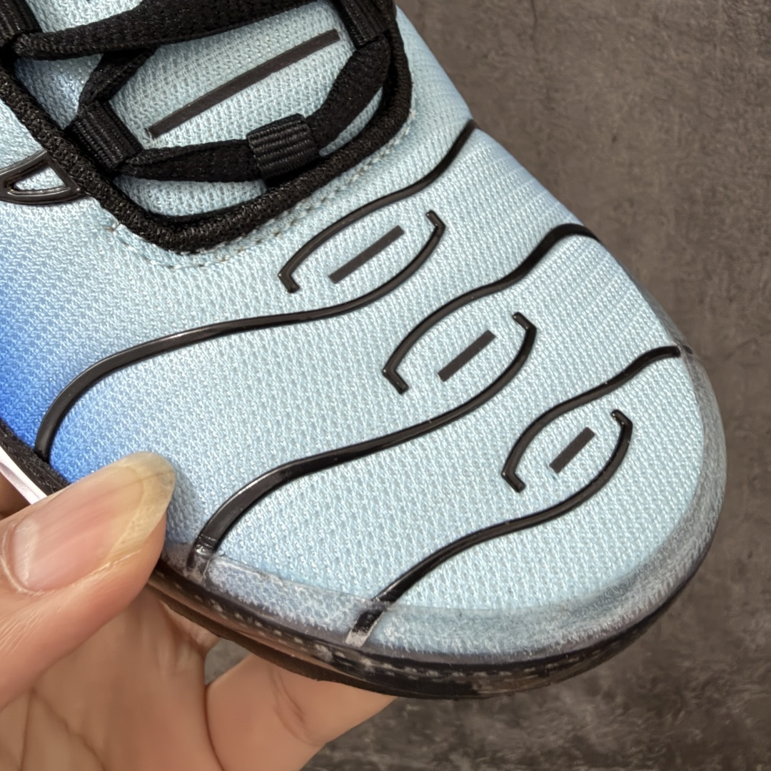 图片[5]-【TK纯原版】Nike Air Max Plus TN气垫系列跑鞋 DX0755-001 全新一比一高端版本 真正的市场T1品质 更多配色陆续出货 真正的用心研发 一点一点抠出来的 品质 品控细节 随便闭眼对比市场任何版本 全套原纸板楦头开发 完美呈现版型 工艺流程均与原鞋保持一致 Turned Air 中底缓震技术 鞋面弧度与大底弧度一致 鞋头正确TPU材质 鞋面高频TPU材质1.0厚度 原鞋一致层次感 超越公司货的品控标准 多道QC质检 货号： 尺码： 40.5 41 42 42.5 43 44 44.5 45 46 47.5 48.5-选品中心