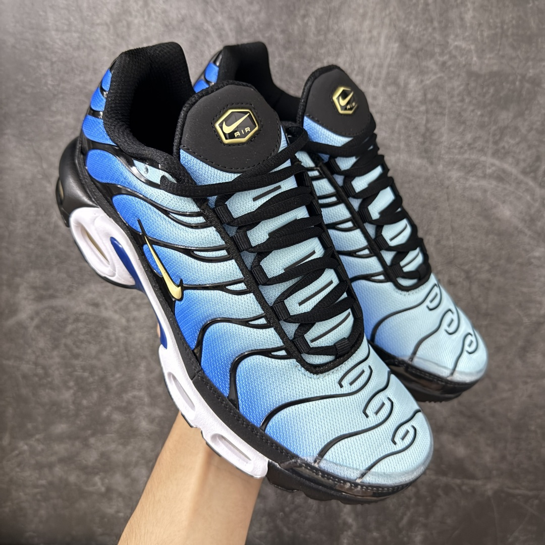 【TK纯原版】Nike Air Max Plus TN气垫系列跑鞋 DX0755-001 全新一比一高端版本 真正的市场T1品质 更多配色陆续出货 真正的用心研发 一点一点抠出来的 品质 品控细节 随便闭眼对比市场任何版本 全套原纸板楦头开发 完美呈现版型 工艺流程均与原鞋保持一致 Turned Air 中底缓震技术 鞋面弧度与大底弧度一致 鞋头正确TPU材质 鞋面高频TPU材质1.0厚度 原鞋一致层次感 超越公司货的品控标准 多道QC质检 货号： 尺码： 40.5 41 42 42.5 43 44 44.5 45 46 47.5 48.5-选品中心