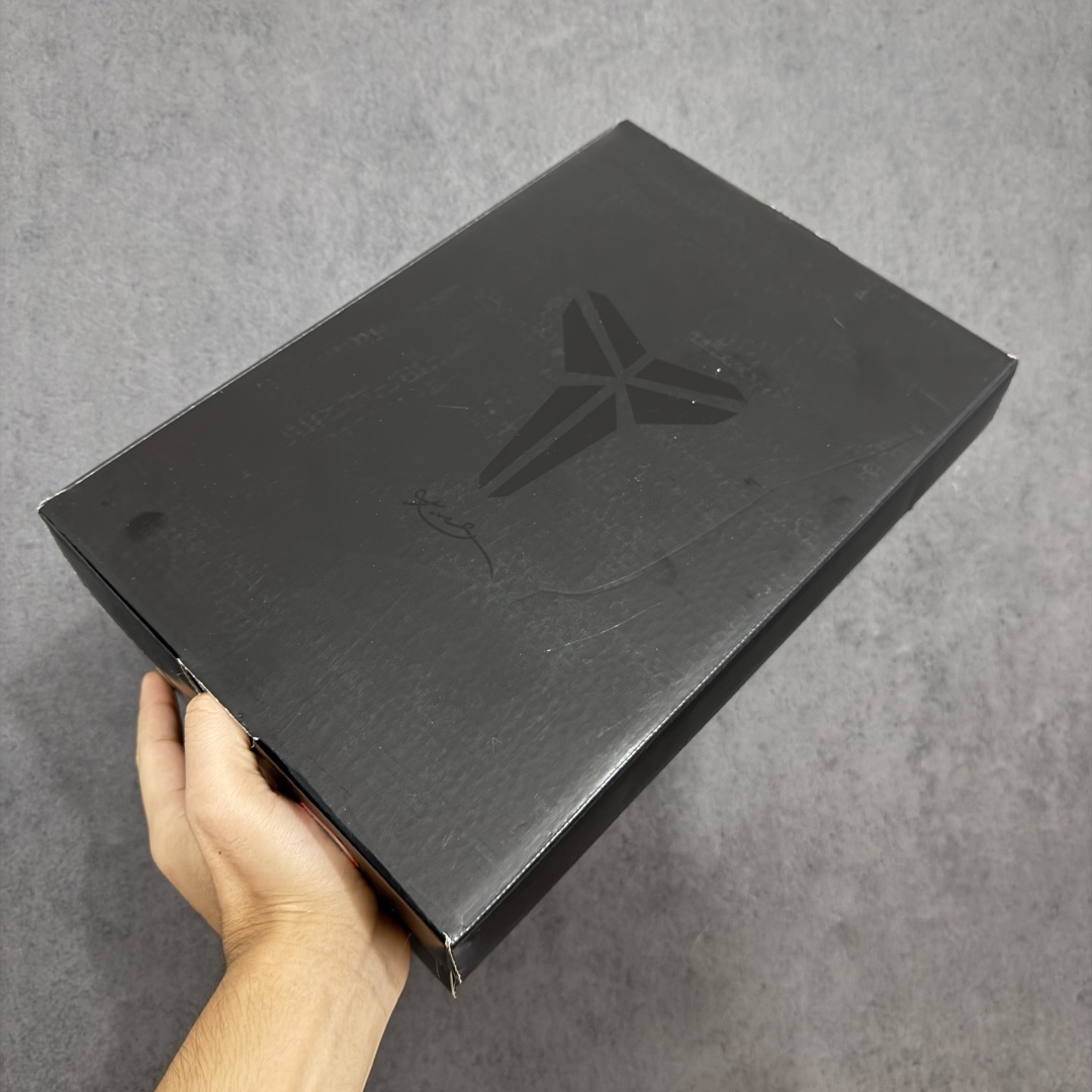 图片[12]-顶级纯原【GX绿x版本】NK Zoom Kobe V 科比5代复刻实战运动低帮文化篮球鞋 黑黄李小龙 CD4991-700 完美复刻公司 实战配置直接拉满 原楦纸板开发 鞋身流线型、后跟塑形 区分土肥圆 原厂针织鞋面一针一线匹配原版 全身鞋材卡料色独家定制 唯一万针立体刺绣SWOOSH 真实底模最大50.5 实战利器 专供海外市场 独立原厂模具 首批不拼图大几率过验 亲测已过 支持各种高强度实战 无需担心 补货周期极长 脚宽建议买大半码 科比系列前掌偏窄 支持七天无理由退换 尺码： 40 40.5 41 42 42.5 43 44 44.5 45 46 47.5 48.5 49 50.5-选品中心