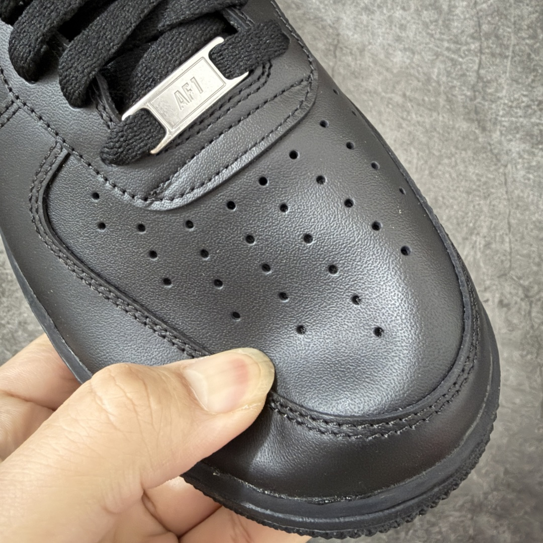 图片[4]-【LN纯原版】NK Air Force 1 Low \’07 空军一号低帮经典板鞋 纯黑 CW2288-001 顶级空军 原厂皮料 升级版 市场独一档 超高清洁度裁片 皮料质感肉眼可见 细节吊打市场其他代号版本 天花板级别 全鞋电脑针车 工整有序 原厂港宝加持完美还原灵魂版型 原盒原配从里到外百分百还原 原厂全头层原厂皮料 原标原盒 内置Sole气垫 中底白色背胶 中底划线 已经无限的接近公司 原厂楦头 原厂刺绣 后跟弧度修正 正确中底四线防伪 尺码：36 36.5 37.5 38 38.5 39 40 40.5 41 42 42.5 43 44 44.5 45 46-选品中心