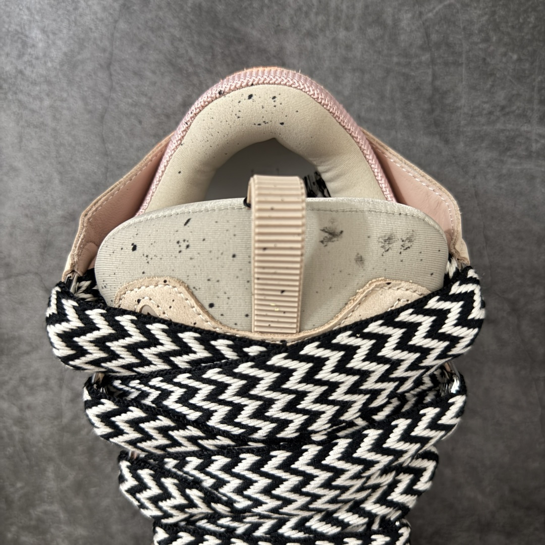 图片[8]-【OG纯原版】 Lanvin Leather Curb Sneakers 浪凡面包鞋 现货 原版1：1开模重工艺制作 面料采用进口牛磨砂➕环保牛反绒➕金钢网织物 内里柔软透气太空棉面料 原版开模双色TPU大底 顶级品质 区别市场流通其他货品 Leather是一款灵感源自90年代的运动鞋 设计自信 尺寸夸张 这款鞋由纳帕小牛皮、翻毛皮和网眼布制成 圆润的外形、加垫的鞋舌和弯曲的金属孔眼使这款精心打造的鞋格外舒适 尺码：35-46-选品中心