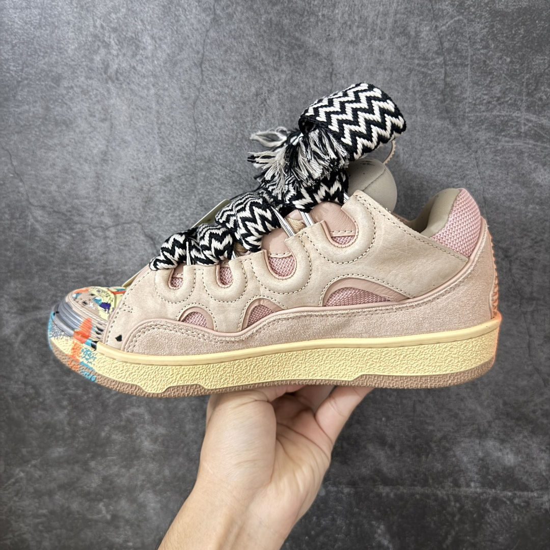 图片[2]-【OG纯原版】 Lanvin Leather Curb Sneakers 浪凡面包鞋 现货 原版1：1开模重工艺制作 面料采用进口牛磨砂➕环保牛反绒➕金钢网织物 内里柔软透气太空棉面料 原版开模双色TPU大底 顶级品质 区别市场流通其他货品 Leather是一款灵感源自90年代的运动鞋 设计自信 尺寸夸张 这款鞋由纳帕小牛皮、翻毛皮和网眼布制成 圆润的外形、加垫的鞋舌和弯曲的金属孔眼使这款精心打造的鞋格外舒适 尺码：35-46-选品中心