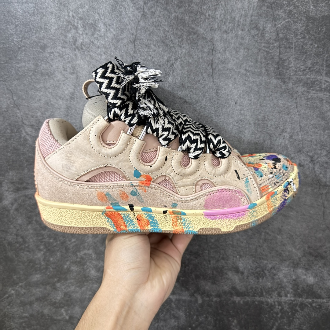 【OG纯原版】 Lanvin Leather Curb Sneakers 浪凡面包鞋 现货 原版1：1开模重工艺制作 面料采用进口牛磨砂➕环保牛反绒➕金钢网织物 内里柔软透气太空棉面料 原版开模双色TPU大底 顶级品质 区别市场流通其他货品 Leather是一款灵感源自90年代的运动鞋 设计自信 尺寸夸张 这款鞋由纳帕小牛皮、翻毛皮和网眼布制成 圆润的外形、加垫的鞋舌和弯曲的金属孔眼使这款精心打造的鞋格外舒适 尺码：35-46-选品中心