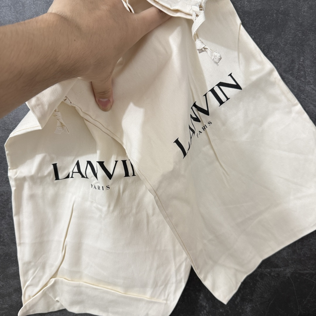 图片[11]-【OG纯原版】 Lanvin Leather Curb Sneakers 浪凡面包鞋 现货 原版1：1开模重工艺制作 面料采用进口牛磨砂➕环保牛反绒➕金钢网织物 内里柔软透气太空棉面料 原版开模双色TPU大底 顶级品质 区别市场流通其他货品 Leather是一款灵感源自90年代的运动鞋 设计自信 尺寸夸张 这款鞋由纳帕小牛皮、翻毛皮和网眼布制成 圆润的外形、加垫的鞋舌和弯曲的金属孔眼使这款精心打造的鞋格外舒适 尺码：35-46-选品中心