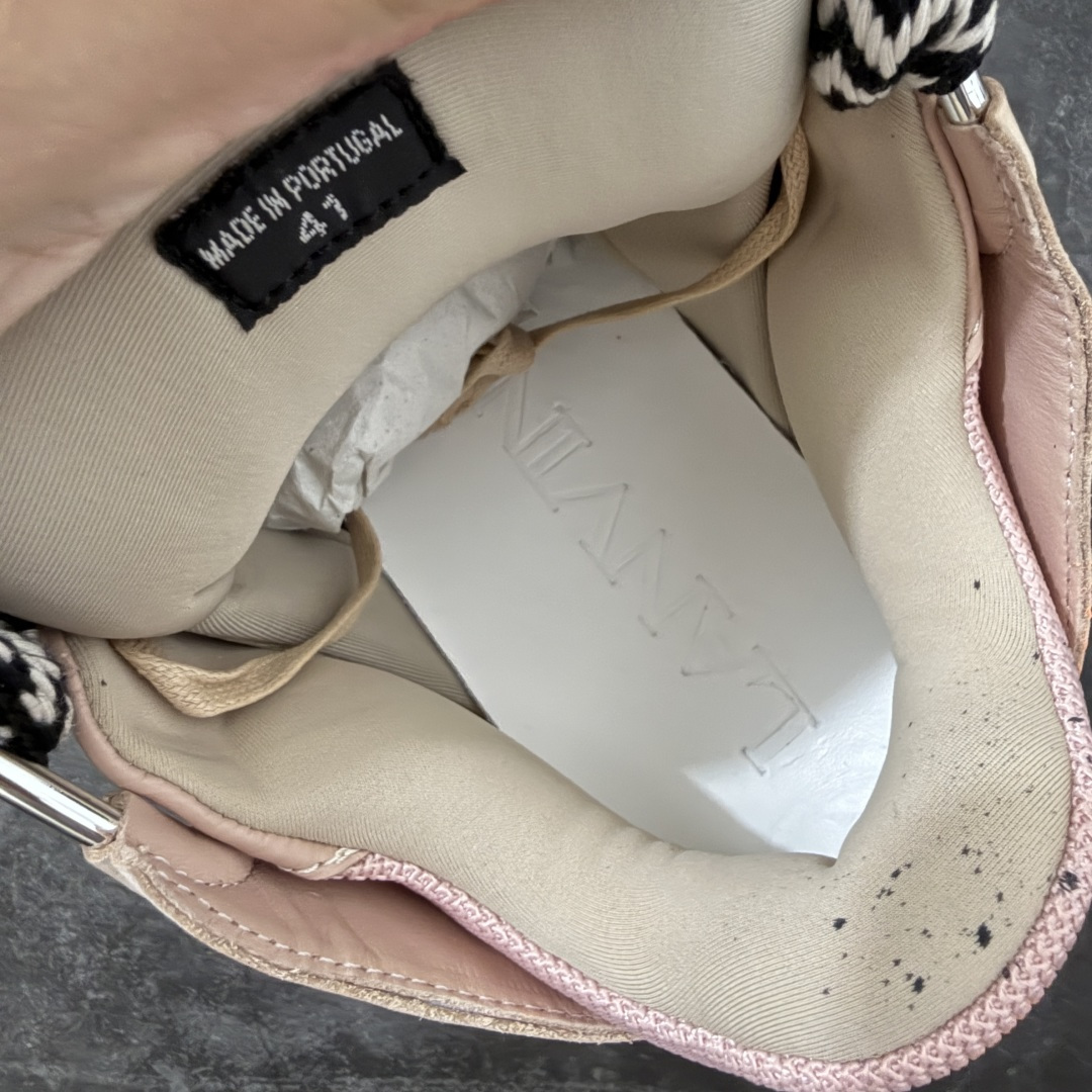 图片[7]-【OG纯原版】 Lanvin Leather Curb Sneakers 浪凡面包鞋 现货 原版1：1开模重工艺制作 面料采用进口牛磨砂➕环保牛反绒➕金钢网织物 内里柔软透气太空棉面料 原版开模双色TPU大底 顶级品质 区别市场流通其他货品 Leather是一款灵感源自90年代的运动鞋 设计自信 尺寸夸张 这款鞋由纳帕小牛皮、翻毛皮和网眼布制成 圆润的外形、加垫的鞋舌和弯曲的金属孔眼使这款精心打造的鞋格外舒适 尺码：35-46-选品中心