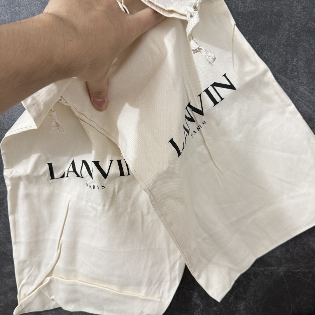 图片[10]-【OG纯原版】 Lanvin Leather Curb Sneakers 浪凡面包鞋 现货 原版1：1开模重工艺制作 面料采用进口牛磨砂➕环保牛反绒➕金钢网织物 内里柔软透气太空棉面料 原版开模双色TPU大底 顶级品质 区别市场流通其他货品 Leather是一款灵感源自90年代的运动鞋 设计自信 尺寸夸张 这款鞋由纳帕小牛皮、翻毛皮和网眼布制成 圆润的外形、加垫的鞋舌和弯曲的金属孔眼使这款精心打造的鞋格外舒适 尺码：35-46-选品中心