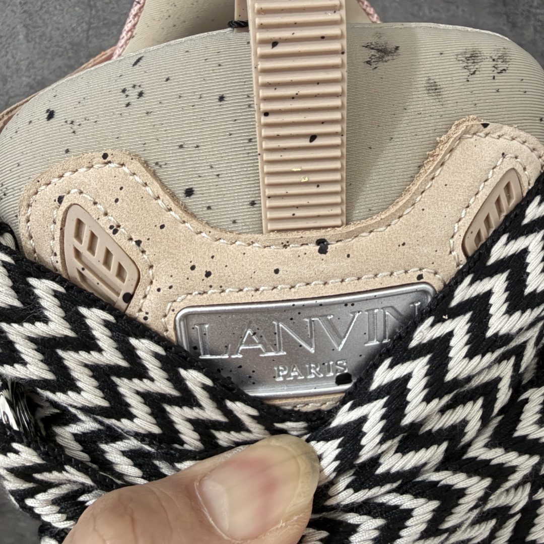 图片[6]-【OG纯原版】 Lanvin Leather Curb Sneakers 浪凡面包鞋 现货 原版1：1开模重工艺制作 面料采用进口牛磨砂➕环保牛反绒➕金钢网织物 内里柔软透气太空棉面料 原版开模双色TPU大底 顶级品质 区别市场流通其他货品 Leather是一款灵感源自90年代的运动鞋 设计自信 尺寸夸张 这款鞋由纳帕小牛皮、翻毛皮和网眼布制成 圆润的外形、加垫的鞋舌和弯曲的金属孔眼使这款精心打造的鞋格外舒适 尺码：35-46-选品中心
