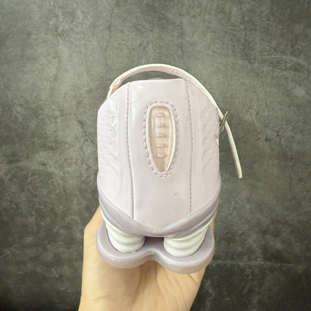 图片[4]-【公司级】Nike × NAKED Copenhagen SHOX Z Calistra 街头感舒适百搭 玛丽珍鞋 女款 耐克蕾虎联名款的玛丽珍，整体外观采用了黑红的经典搭配，漆皮的鞋面质感很细腻，自带低调光泽，绑带处的花卉刺绣更添了几分温柔精致，更显Calistra的特别之处，后根Shox鞋底的红色，内里的红色和黑色鞋面形成强烈对比。黑漆皮里藏着一点红，像穿着礼服去跑步，像买花路上突然想跳舞，弹簧柱踩在地上，每一步都有点嚣张，运动中带着少女感。 货号： IR5510-600 尺码： 35.5 36 36.5 37.5 38 38.5 39 40 40.5 41-选品中心