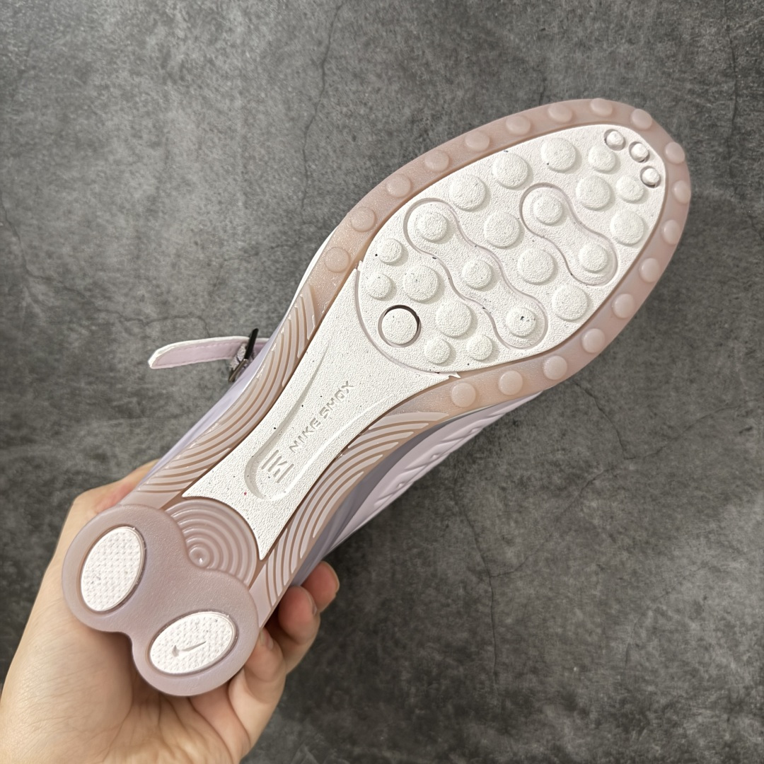 图片[9]-【公司级】Nike × NAKED Copenhagen SHOX Z Calistra 街头感舒适百搭 玛丽珍鞋 女款 耐克蕾虎联名款的玛丽珍，整体外观采用了黑红的经典搭配，漆皮的鞋面质感很细腻，自带低调光泽，绑带处的花卉刺绣更添了几分温柔精致，更显Calistra的特别之处，后根Shox鞋底的红色，内里的红色和黑色鞋面形成强烈对比。黑漆皮里藏着一点红，像穿着礼服去跑步，像买花路上突然想跳舞，弹簧柱踩在地上，每一步都有点嚣张，运动中带着少女感。 货号： IR5510-600 尺码： 35.5 36 36.5 37.5 38 38.5 39 40 40.5 41-选品中心