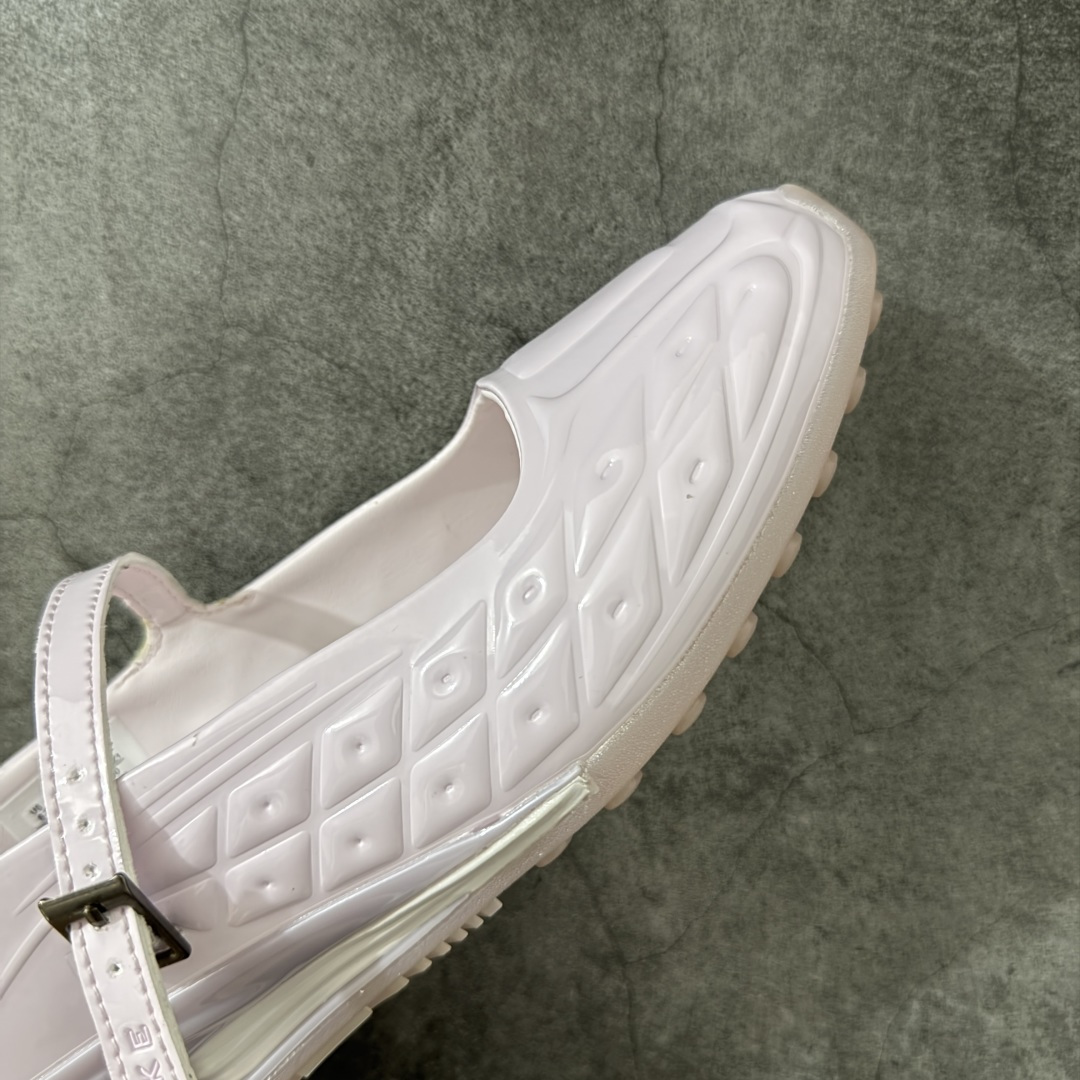 图片[6]-【公司级】Nike × NAKED Copenhagen SHOX Z Calistra 街头感舒适百搭 玛丽珍鞋 女款 耐克蕾虎联名款的玛丽珍，整体外观采用了黑红的经典搭配，漆皮的鞋面质感很细腻，自带低调光泽，绑带处的花卉刺绣更添了几分温柔精致，更显Calistra的特别之处，后根Shox鞋底的红色，内里的红色和黑色鞋面形成强烈对比。黑漆皮里藏着一点红，像穿着礼服去跑步，像买花路上突然想跳舞，弹簧柱踩在地上，每一步都有点嚣张，运动中带着少女感。 货号： IR5510-600 尺码： 35.5 36 36.5 37.5 38 38.5 39 40 40.5 41-选品中心