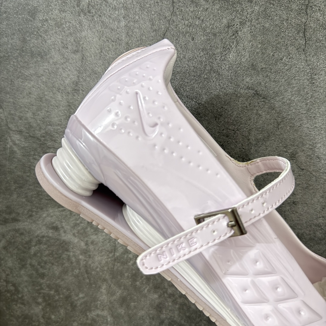 图片[7]-【公司级】Nike × NAKED Copenhagen SHOX Z Calistra 街头感舒适百搭 玛丽珍鞋 女款 耐克蕾虎联名款的玛丽珍，整体外观采用了黑红的经典搭配，漆皮的鞋面质感很细腻，自带低调光泽，绑带处的花卉刺绣更添了几分温柔精致，更显Calistra的特别之处，后根Shox鞋底的红色，内里的红色和黑色鞋面形成强烈对比。黑漆皮里藏着一点红，像穿着礼服去跑步，像买花路上突然想跳舞，弹簧柱踩在地上，每一步都有点嚣张，运动中带着少女感。 货号： IR5510-600 尺码： 35.5 36 36.5 37.5 38 38.5 39 40 40.5 41-选品中心