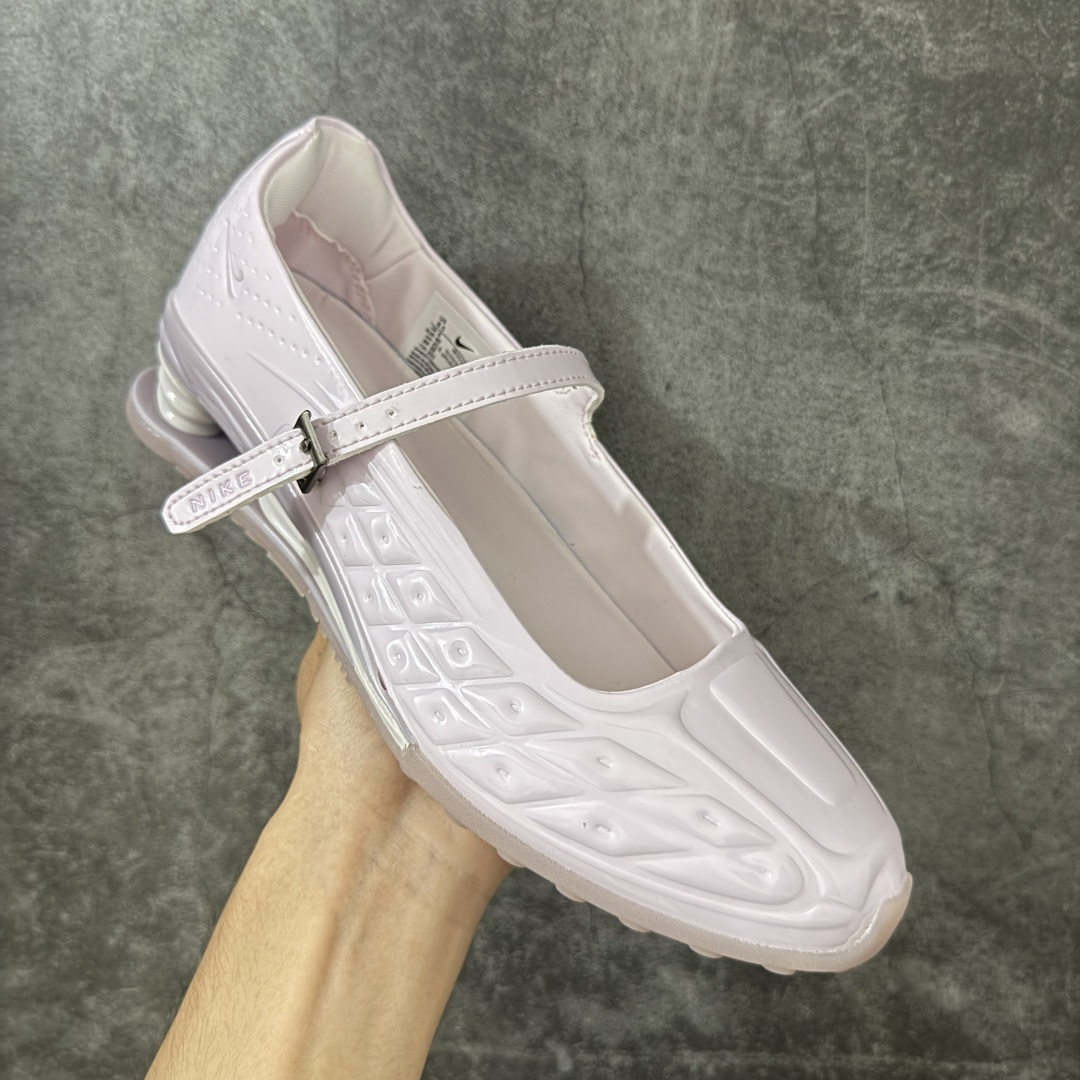 图片[3]-【公司级】Nike × NAKED Copenhagen SHOX Z Calistra 街头感舒适百搭 玛丽珍鞋 女款 耐克蕾虎联名款的玛丽珍，整体外观采用了黑红的经典搭配，漆皮的鞋面质感很细腻，自带低调光泽，绑带处的花卉刺绣更添了几分温柔精致，更显Calistra的特别之处，后根Shox鞋底的红色，内里的红色和黑色鞋面形成强烈对比。黑漆皮里藏着一点红，像穿着礼服去跑步，像买花路上突然想跳舞，弹簧柱踩在地上，每一步都有点嚣张，运动中带着少女感。 货号： IR5510-600 尺码： 35.5 36 36.5 37.5 38 38.5 39 40 40.5 41-选品中心