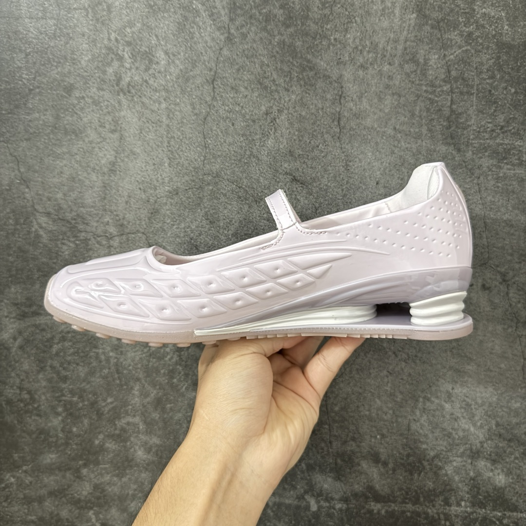 图片[2]-【公司级】Nike × NAKED Copenhagen SHOX Z Calistra 街头感舒适百搭 玛丽珍鞋 女款 耐克蕾虎联名款的玛丽珍，整体外观采用了黑红的经典搭配，漆皮的鞋面质感很细腻，自带低调光泽，绑带处的花卉刺绣更添了几分温柔精致，更显Calistra的特别之处，后根Shox鞋底的红色，内里的红色和黑色鞋面形成强烈对比。黑漆皮里藏着一点红，像穿着礼服去跑步，像买花路上突然想跳舞，弹簧柱踩在地上，每一步都有点嚣张，运动中带着少女感。 货号： IR5510-600 尺码： 35.5 36 36.5 37.5 38 38.5 39 40 40.5 41-选品中心