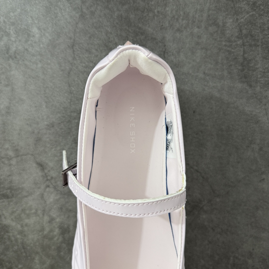 图片[8]-【公司级】Nike × NAKED Copenhagen SHOX Z Calistra 街头感舒适百搭 玛丽珍鞋 女款 耐克蕾虎联名款的玛丽珍，整体外观采用了黑红的经典搭配，漆皮的鞋面质感很细腻，自带低调光泽，绑带处的花卉刺绣更添了几分温柔精致，更显Calistra的特别之处，后根Shox鞋底的红色，内里的红色和黑色鞋面形成强烈对比。黑漆皮里藏着一点红，像穿着礼服去跑步，像买花路上突然想跳舞，弹簧柱踩在地上，每一步都有点嚣张，运动中带着少女感。 货号： IR5510-600 尺码： 35.5 36 36.5 37.5 38 38.5 39 40 40.5 41-选品中心