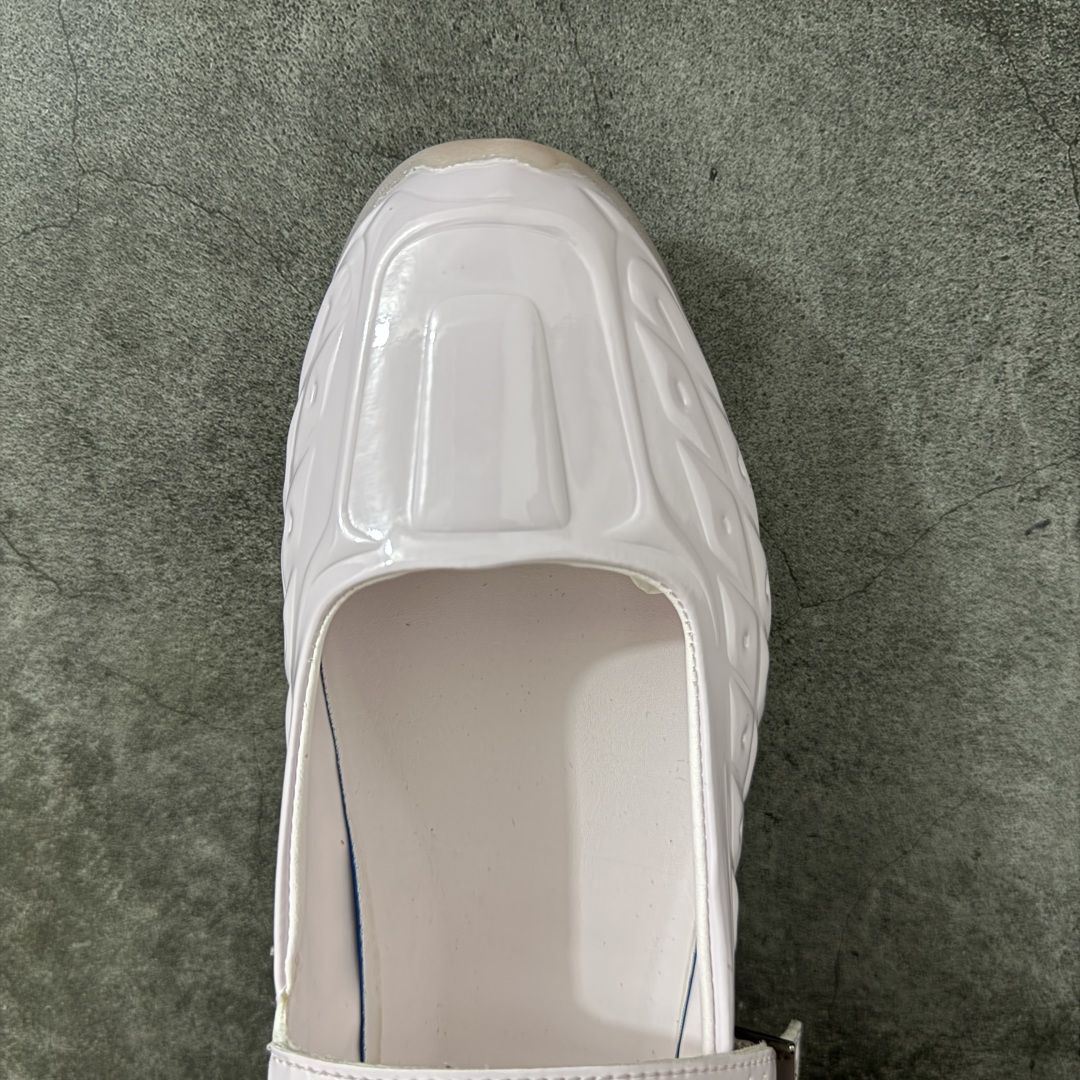 图片[5]-【公司级】Nike × NAKED Copenhagen SHOX Z Calistra 街头感舒适百搭 玛丽珍鞋 女款 耐克蕾虎联名款的玛丽珍，整体外观采用了黑红的经典搭配，漆皮的鞋面质感很细腻，自带低调光泽，绑带处的花卉刺绣更添了几分温柔精致，更显Calistra的特别之处，后根Shox鞋底的红色，内里的红色和黑色鞋面形成强烈对比。黑漆皮里藏着一点红，像穿着礼服去跑步，像买花路上突然想跳舞，弹簧柱踩在地上，每一步都有点嚣张，运动中带着少女感。 货号： IR5510-600 尺码： 35.5 36 36.5 37.5 38 38.5 39 40 40.5 41-选品中心