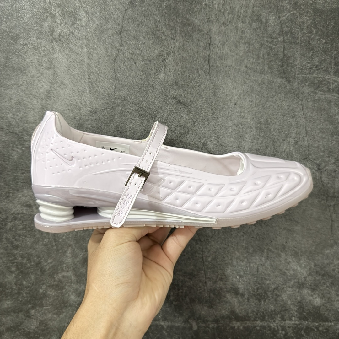 【公司级】Nike × NAKED Copenhagen SHOX Z Calistra 街头感舒适百搭 玛丽珍鞋 女款 耐克蕾虎联名款的玛丽珍，整体外观采用了黑红的经典搭配，漆皮的鞋面质感很细腻，自带低调光泽，绑带处的花卉刺绣更添了几分温柔精致，更显Calistra的特别之处，后根Shox鞋底的红色，内里的红色和黑色鞋面形成强烈对比。黑漆皮里藏着一点红，像穿着礼服去跑步，像买花路上突然想跳舞，弹簧柱踩在地上，每一步都有点嚣张，运动中带着少女感。 货号： IR5510-600 尺码： 35.5 36 36.5 37.5 38 38.5 39 40 40.5 41-选品中心