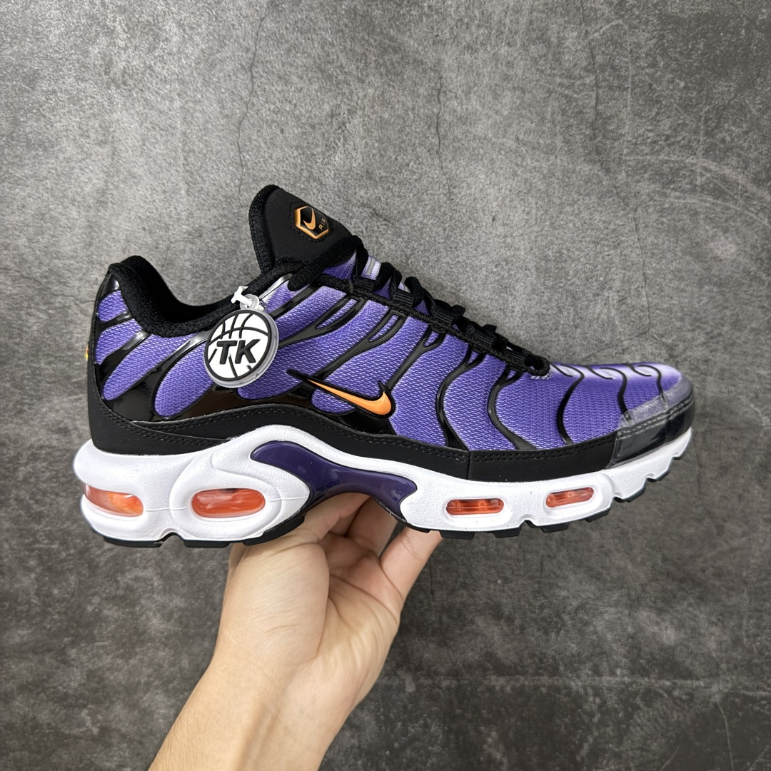 【TK纯原版】Nike Air Max Plus TN气垫系列跑鞋 DX0755-500 全新一比一高端版本 真正的市场T1品质 更多配色陆续出货 真正的用心研发 一点一点抠出来的 品质 品控细节 随便闭眼对比市场任何版本 全套原纸板楦头开发 完美呈现版型 工艺流程均与原鞋保持一致 Turned Air 中底缓震技术 鞋面弧度与大底弧度一致 鞋头正确TPU材质 鞋面高频TPU材质1.0厚度 原鞋一致层次感 超越公司货的品控标准 多道QC质检 货号： 尺码： 40.5 41 42 42.5 43 44 44.5 45 46 47.5 48.5-选品中心