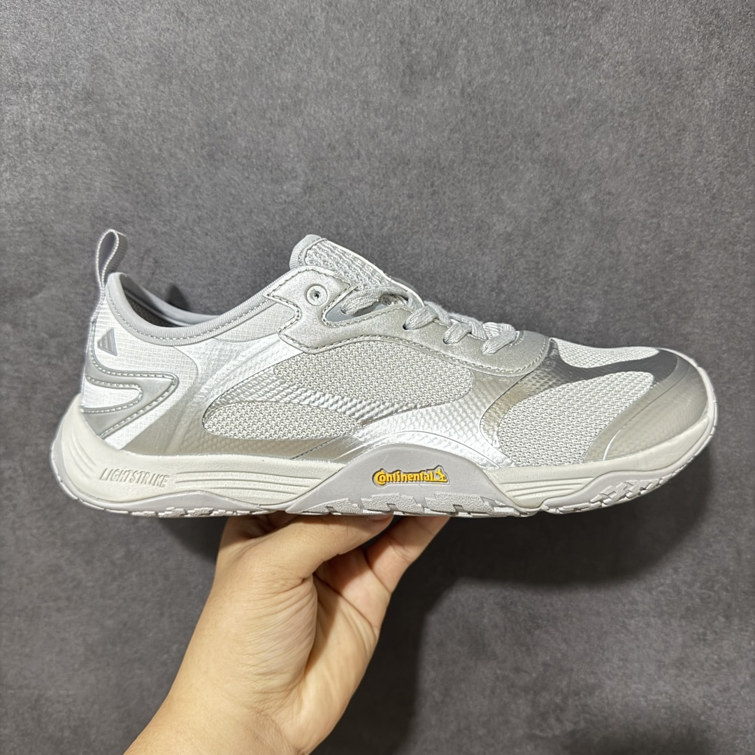 【公司级】adidas阿迪达斯男女FOS GROUNDFLOW机能风薄底运动鞋。 阿迪达斯GROUNDFLOW是一款主打机能薄底设计的休闲运动鞋‌，虽然外观有赤足鞋元素，但实际更偏向厚底与薄底结合的日常休闲款，适合追求潮流脚感的用户日常穿着 。‌‌脚感设计‌：采用宽楦设计以增加稳定性，但中足收窄较明显，对足弓支撑有一定要求 。‌‌日常休闲更合适‌：适合城市通勤、日常休闲穿搭，不建议用于长距离跑步或高强度运动训练。 货号： KH7968 尺码： 36 36⅔ 37⅓ 38 38⅔ 39⅓ 40 40⅔ 41⅓ 42 42⅔ 43⅓ 44 45-选品中心