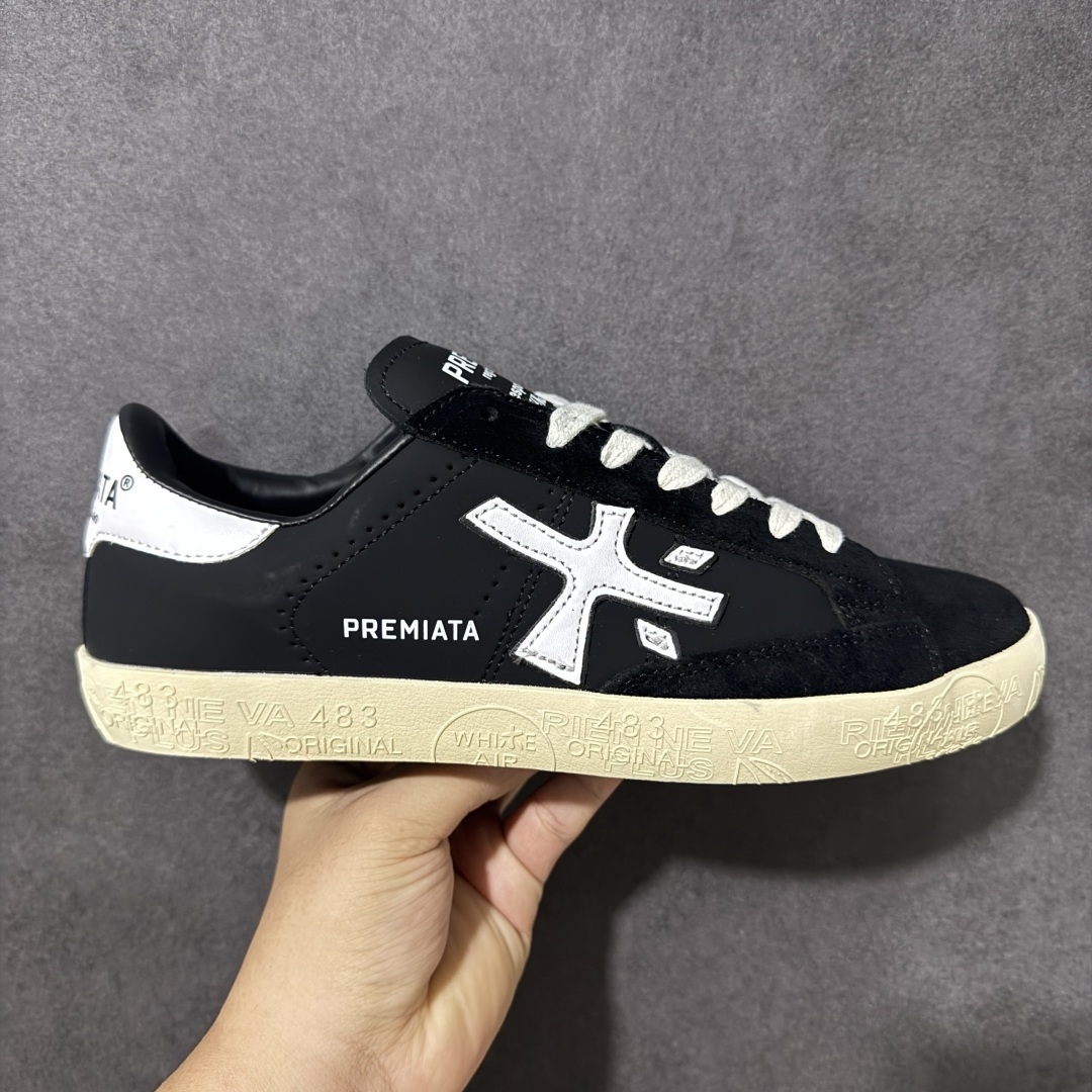 【公司级】普瑞米亚达 Premiata Lander Trainers 兰诺系列米字复古百搭休闲运动板鞋 premiata是意大利品牌PREMIATA依据国际高标准，使用意大利面料和精致皮革制做运动鞋，此外，根据不同的型号，采用世界各地优质技术供应商提供的鞋底。PREMIATA致力于将传统制鞋方法，以及高科技研发成果融入鞋履设计中。这个创立于1885年的制鞋品牌，通过对历史进行现代演绎，以极度热忱和无限创意打造出一款款鞋履作品，是顶级意大利手工艺代表。 普瑞米亚达意大利名品百年历史，所有工艺全手工打造，米“字一样的LOGO简称米字鞋。完美的融合了传统的制鞋方法和高科技研发成果，设计出了独具特色的外观，打造出了完全贴合人们脚型的鞋履。上脚舒适美… ❶面料：原版定制牛皮➕牛猄 ❷内里：原版定制羊皮 ❸垫脚：原版羊皮注塑成型 ❹大底：原版开模PU发泡大底 ❺包装：原版全套包装 货号：491514-W1EB7-1053 尺码：36-45没半码-选品中心