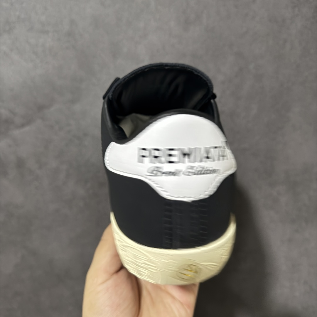 图片[4]-【公司级】普瑞米亚达 Premiata Lander Trainers 兰诺系列米字复古百搭休闲运动板鞋 premiata是意大利品牌PREMIATA依据国际高标准，使用意大利面料和精致皮革制做运动鞋，此外，根据不同的型号，采用世界各地优质技术供应商提供的鞋底。PREMIATA致力于将传统制鞋方法，以及高科技研发成果融入鞋履设计中。这个创立于1885年的制鞋品牌，通过对历史进行现代演绎，以极度热忱和无限创意打造出一款款鞋履作品，是顶级意大利手工艺代表。 普瑞米亚达意大利名品百年历史，所有工艺全手工打造，米“字一样的LOGO简称米字鞋。完美的融合了传统的制鞋方法和高科技研发成果，设计出了独具特色的外观，打造出了完全贴合人们脚型的鞋履。上脚舒适美… ❶面料：原版定制牛皮➕牛猄 ❷内里：原版定制羊皮 ❸垫脚：原版羊皮注塑成型 ❹大底：原版开模PU发泡大底 ❺包装：原版全套包装 货号：491514-W1EB7-1053 尺码：36-45没半码-选品中心