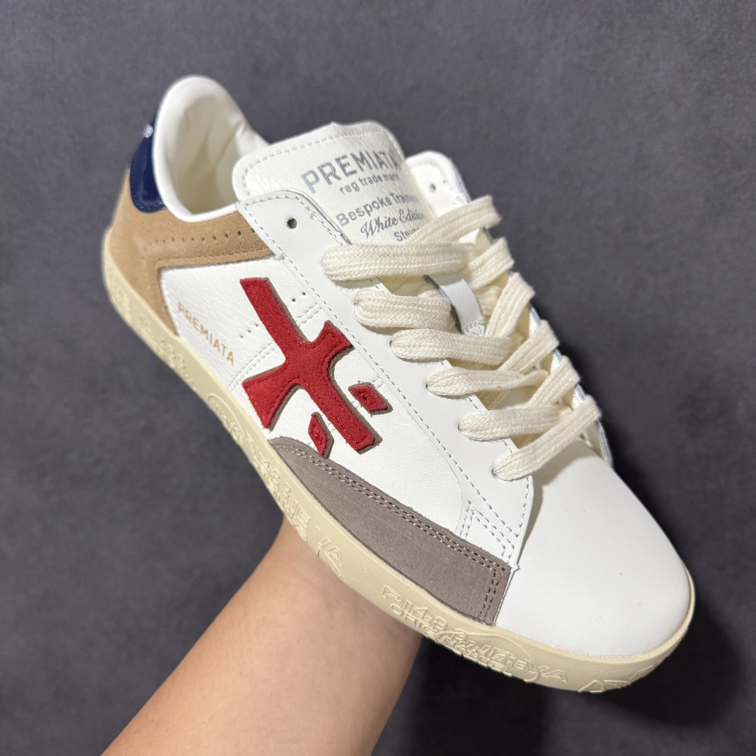 图片[3]-【公司级】普瑞米亚达 Premiata Lander Trainers 兰诺系列米字复古百搭休闲运动板鞋 premiata是意大利品牌PREMIATA依据国际高标准，使用意大利面料和精致皮革制做运动鞋，此外，根据不同的型号，采用世界各地优质技术供应商提供的鞋底。PREMIATA致力于将传统制鞋方法，以及高科技研发成果融入鞋履设计中。这个创立于1885年的制鞋品牌，通过对历史进行现代演绎，以极度热忱和无限创意打造出一款款鞋履作品，是顶级意大利手工艺代表。 普瑞米亚达意大利名品百年历史，所有工艺全手工打造，米“字一样的LOGO简称米字鞋。完美的融合了传统的制鞋方法和高科技研发成果，设计出了独具特色的外观，打造出了完全贴合人们脚型的鞋履。上脚舒适美… ❶面料：原版定制牛皮➕牛猄 ❷内里：原版定制羊皮 ❸垫脚：原版羊皮注塑成型 ❹大底：原版开模PU发泡大底 ❺包装：原版全套包装 货号：491514-W1EB7-1053 尺码：36-45没半码-选品中心