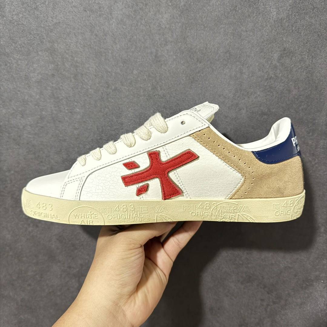 图片[2]-【公司级】普瑞米亚达 Premiata Lander Trainers 兰诺系列米字复古百搭休闲运动板鞋 premiata是意大利品牌PREMIATA依据国际高标准，使用意大利面料和精致皮革制做运动鞋，此外，根据不同的型号，采用世界各地优质技术供应商提供的鞋底。PREMIATA致力于将传统制鞋方法，以及高科技研发成果融入鞋履设计中。这个创立于1885年的制鞋品牌，通过对历史进行现代演绎，以极度热忱和无限创意打造出一款款鞋履作品，是顶级意大利手工艺代表。 普瑞米亚达意大利名品百年历史，所有工艺全手工打造，米“字一样的LOGO简称米字鞋。完美的融合了传统的制鞋方法和高科技研发成果，设计出了独具特色的外观，打造出了完全贴合人们脚型的鞋履。上脚舒适美… ❶面料：原版定制牛皮➕牛猄 ❷内里：原版定制羊皮 ❸垫脚：原版羊皮注塑成型 ❹大底：原版开模PU发泡大底 ❺包装：原版全套包装 货号：491514-W1EB7-1053 尺码：36-45没半码-选品中心
