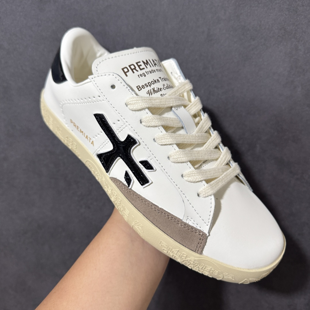 图片[3]-【公司级】普瑞米亚达 Premiata Lander Trainers 兰诺系列米字复古百搭休闲运动板鞋 premiata是意大利品牌PREMIATA依据国际高标准，使用意大利面料和精致皮革制做运动鞋，此外，根据不同的型号，采用世界各地优质技术供应商提供的鞋底。PREMIATA致力于将传统制鞋方法，以及高科技研发成果融入鞋履设计中。这个创立于1885年的制鞋品牌，通过对历史进行现代演绎，以极度热忱和无限创意打造出一款款鞋履作品，是顶级意大利手工艺代表。 普瑞米亚达意大利名品百年历史，所有工艺全手工打造，米“字一样的LOGO简称米字鞋。完美的融合了传统的制鞋方法和高科技研发成果，设计出了独具特色的外观，打造出了完全贴合人们脚型的鞋履。上脚舒适美… ❶面料：原版定制牛皮➕牛猄 ❷内里：原版定制羊皮 ❸垫脚：原版羊皮注塑成型 ❹大底：原版开模PU发泡大底 ❺包装：原版全套包装 货号：491514-W1EB7-1053 尺码：36-45没半码-选品中心