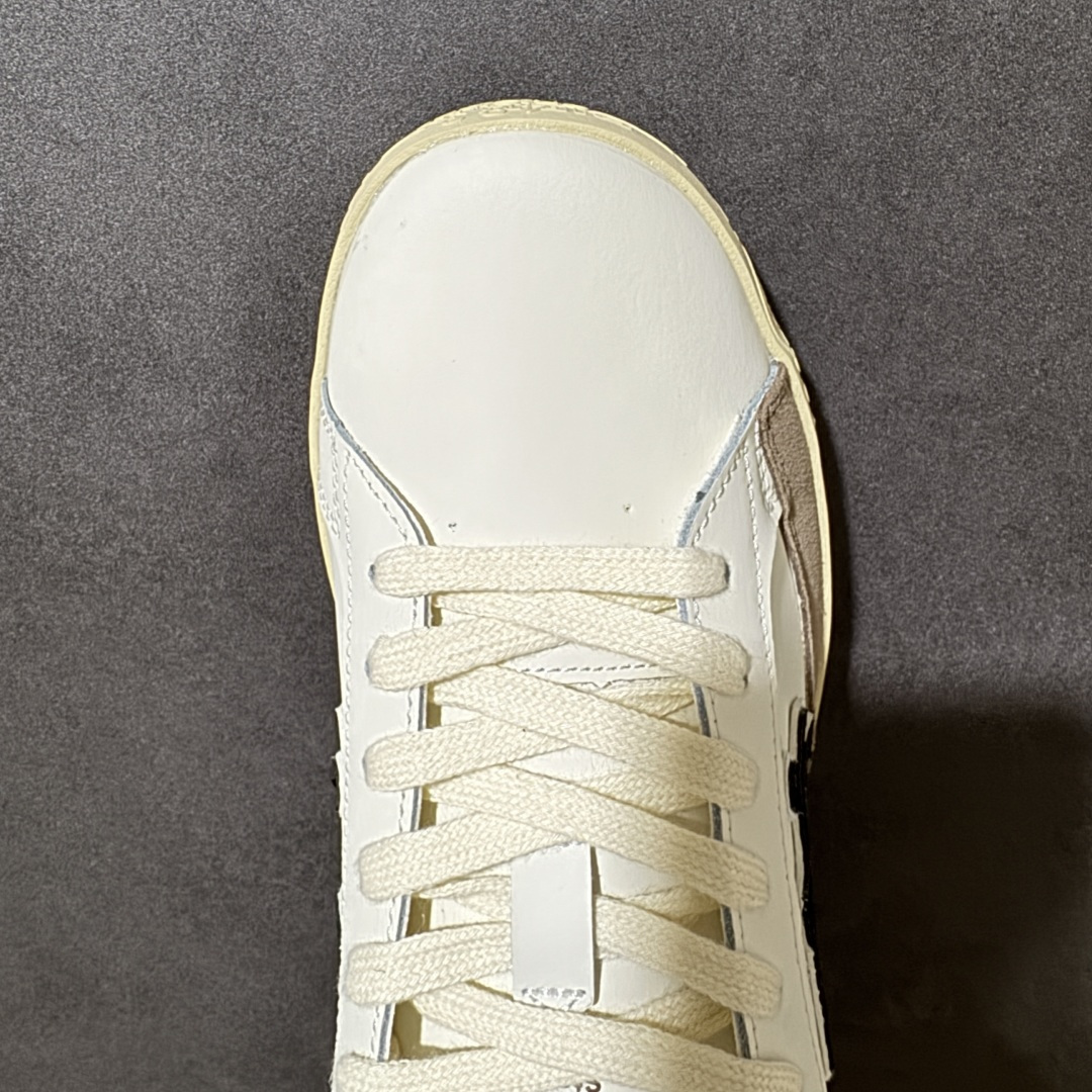 图片[5]-【公司级】普瑞米亚达 Premiata Lander Trainers 兰诺系列米字复古百搭休闲运动板鞋 premiata是意大利品牌PREMIATA依据国际高标准，使用意大利面料和精致皮革制做运动鞋，此外，根据不同的型号，采用世界各地优质技术供应商提供的鞋底。PREMIATA致力于将传统制鞋方法，以及高科技研发成果融入鞋履设计中。这个创立于1885年的制鞋品牌，通过对历史进行现代演绎，以极度热忱和无限创意打造出一款款鞋履作品，是顶级意大利手工艺代表。 普瑞米亚达意大利名品百年历史，所有工艺全手工打造，米“字一样的LOGO简称米字鞋。完美的融合了传统的制鞋方法和高科技研发成果，设计出了独具特色的外观，打造出了完全贴合人们脚型的鞋履。上脚舒适美… ❶面料：原版定制牛皮➕牛猄 ❷内里：原版定制羊皮 ❸垫脚：原版羊皮注塑成型 ❹大底：原版开模PU发泡大底 ❺包装：原版全套包装 货号：491514-W1EB7-1053 尺码：36-45没半码-选品中心