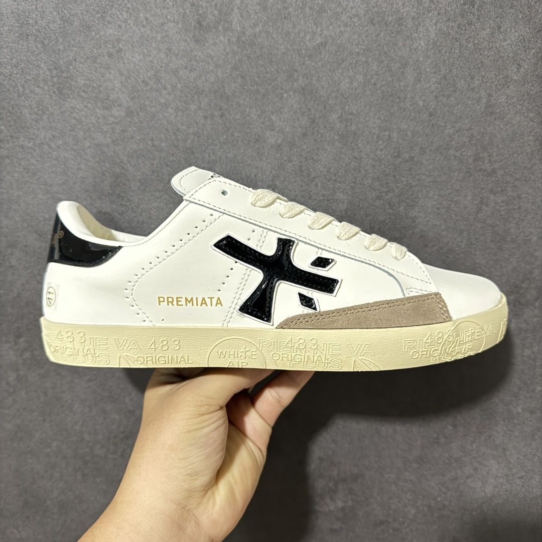 【公司级】普瑞米亚达 Premiata Lander Trainers 兰诺系列米字复古百搭休闲运动板鞋 premiata是意大利品牌PREMIATA依据国际高标准，使用意大利面料和精致皮革制做运动鞋，此外，根据不同的型号，采用世界各地优质技术供应商提供的鞋底。PREMIATA致力于将传统制鞋方法，以及高科技研发成果融入鞋履设计中。这个创立于1885年的制鞋品牌，通过对历史进行现代演绎，以极度热忱和无限创意打造出一款款鞋履作品，是顶级意大利手工艺代表。 普瑞米亚达意大利名品百年历史，所有工艺全手工打造，米“字一样的LOGO简称米字鞋。完美的融合了传统的制鞋方法和高科技研发成果，设计出了独具特色的外观，打造出了完全贴合人们脚型的鞋履。上脚舒适美… ❶面料：原版定制牛皮➕牛猄 ❷内里：原版定制羊皮 ❸垫脚：原版羊皮注塑成型 ❹大底：原版开模PU发泡大底 ❺包装：原版全套包装 货号：491514-W1EB7-1053 尺码：36-45没半码-选品中心