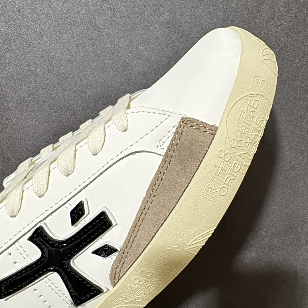 图片[8]-【公司级】普瑞米亚达 Premiata Lander Trainers 兰诺系列米字复古百搭休闲运动板鞋 premiata是意大利品牌PREMIATA依据国际高标准，使用意大利面料和精致皮革制做运动鞋，此外，根据不同的型号，采用世界各地优质技术供应商提供的鞋底。PREMIATA致力于将传统制鞋方法，以及高科技研发成果融入鞋履设计中。这个创立于1885年的制鞋品牌，通过对历史进行现代演绎，以极度热忱和无限创意打造出一款款鞋履作品，是顶级意大利手工艺代表。 普瑞米亚达意大利名品百年历史，所有工艺全手工打造，米“字一样的LOGO简称米字鞋。完美的融合了传统的制鞋方法和高科技研发成果，设计出了独具特色的外观，打造出了完全贴合人们脚型的鞋履。上脚舒适美… ❶面料：原版定制牛皮➕牛猄 ❷内里：原版定制羊皮 ❸垫脚：原版羊皮注塑成型 ❹大底：原版开模PU发泡大底 ❺包装：原版全套包装 货号：491514-W1EB7-1053 尺码：36-45没半码-选品中心
