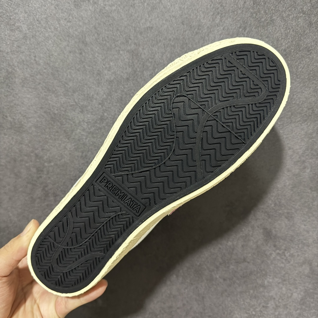 图片[9]-【公司级】普瑞米亚达 Premiata Lander Trainers 兰诺系列米字复古百搭休闲运动板鞋 premiata是意大利品牌PREMIATA依据国际高标准，使用意大利面料和精致皮革制做运动鞋，此外，根据不同的型号，采用世界各地优质技术供应商提供的鞋底。PREMIATA致力于将传统制鞋方法，以及高科技研发成果融入鞋履设计中。这个创立于1885年的制鞋品牌，通过对历史进行现代演绎，以极度热忱和无限创意打造出一款款鞋履作品，是顶级意大利手工艺代表。 普瑞米亚达意大利名品百年历史，所有工艺全手工打造，米“字一样的LOGO简称米字鞋。完美的融合了传统的制鞋方法和高科技研发成果，设计出了独具特色的外观，打造出了完全贴合人们脚型的鞋履。上脚舒适美… ❶面料：原版定制牛皮➕牛猄 ❷内里：原版定制羊皮 ❸垫脚：原版羊皮注塑成型 ❹大底：原版开模PU发泡大底 ❺包装：原版全套包装 货号：491514-W1EB7-1053 尺码：36-45没半码-选品中心