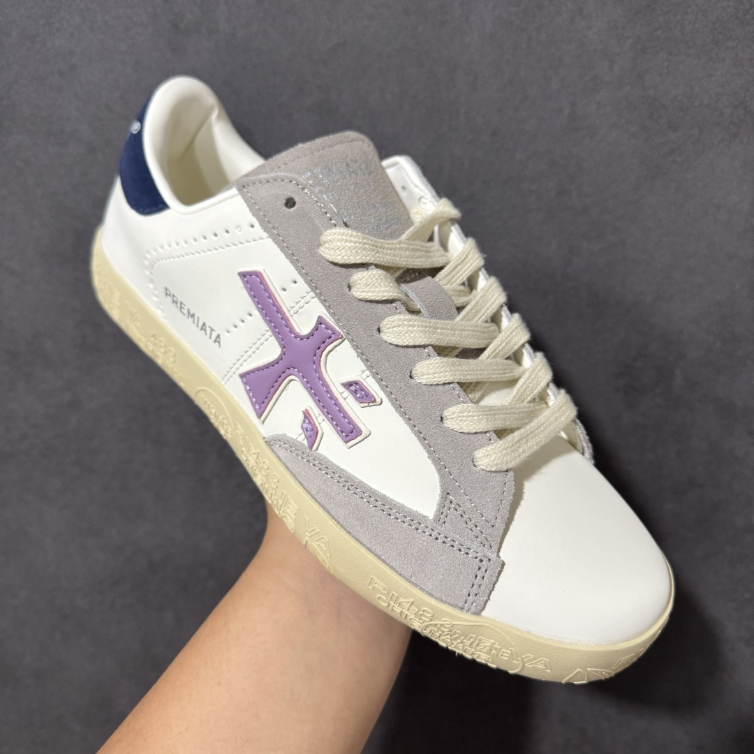 图片[3]-【公司级】普瑞米亚达 Premiata Lander Trainers 兰诺系列米字复古百搭休闲运动板鞋 premiata是意大利品牌PREMIATA依据国际高标准，使用意大利面料和精致皮革制做运动鞋，此外，根据不同的型号，采用世界各地优质技术供应商提供的鞋底。PREMIATA致力于将传统制鞋方法，以及高科技研发成果融入鞋履设计中。这个创立于1885年的制鞋品牌，通过对历史进行现代演绎，以极度热忱和无限创意打造出一款款鞋履作品，是顶级意大利手工艺代表。 普瑞米亚达意大利名品百年历史，所有工艺全手工打造，米“字一样的LOGO简称米字鞋。完美的融合了传统的制鞋方法和高科技研发成果，设计出了独具特色的外观，打造出了完全贴合人们脚型的鞋履。上脚舒适美… ❶面料：原版定制牛皮➕牛猄 ❷内里：原版定制羊皮 ❸垫脚：原版羊皮注塑成型 ❹大底：原版开模PU发泡大底 ❺包装：原版全套包装 货号：491514-W1EB7-1053 尺码：36-45没半码-选品中心