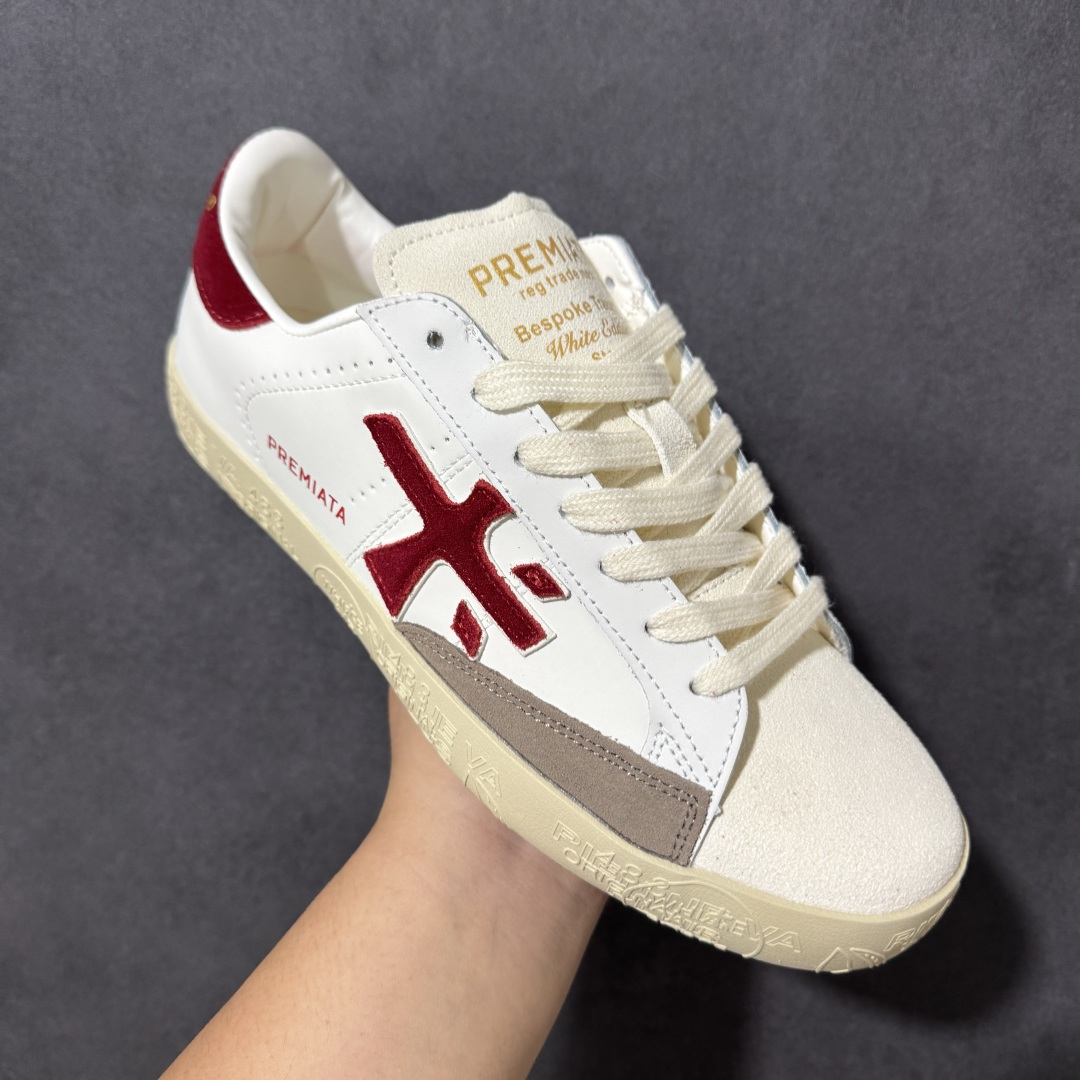 图片[3]-【公司级】普瑞米亚达 Premiata Lander Trainers 兰诺系列米字复古百搭休闲运动板鞋 premiata是意大利品牌PREMIATA依据国际高标准，使用意大利面料和精致皮革制做运动鞋，此外，根据不同的型号，采用世界各地优质技术供应商提供的鞋底。PREMIATA致力于将传统制鞋方法，以及高科技研发成果融入鞋履设计中。这个创立于1885年的制鞋品牌，通过对历史进行现代演绎，以极度热忱和无限创意打造出一款款鞋履作品，是顶级意大利手工艺代表。 普瑞米亚达意大利名品百年历史，所有工艺全手工打造，米“字一样的LOGO简称米字鞋。完美的融合了传统的制鞋方法和高科技研发成果，设计出了独具特色的外观，打造出了完全贴合人们脚型的鞋履。上脚舒适美… ❶面料：原版定制牛皮➕牛猄 ❷内里：原版定制羊皮 ❸垫脚：原版羊皮注塑成型 ❹大底：原版开模PU发泡大底 ❺包装：原版全套包装 货号：491514-W1EB7-1053 尺码：36-45没半码-选品中心