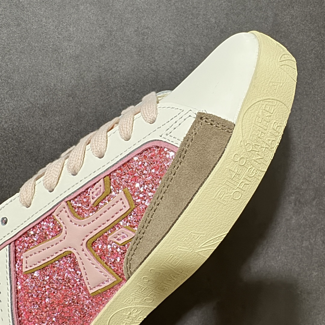 图片[8]-【公司级】普瑞米亚达 Premiata Lander Trainers 兰诺系列米字复古百搭休闲运动板鞋 premiata是意大利品牌PREMIATA依据国际高标准，使用意大利面料和精致皮革制做运动鞋，此外，根据不同的型号，采用世界各地优质技术供应商提供的鞋底。PREMIATA致力于将传统制鞋方法，以及高科技研发成果融入鞋履设计中。这个创立于1885年的制鞋品牌，通过对历史进行现代演绎，以极度热忱和无限创意打造出一款款鞋履作品，是顶级意大利手工艺代表。 普瑞米亚达意大利名品百年历史，所有工艺全手工打造，米“字一样的LOGO简称米字鞋。完美的融合了传统的制鞋方法和高科技研发成果，设计出了独具特色的外观，打造出了完全贴合人们脚型的鞋履。上脚舒适美… ❶面料：原版定制牛皮➕牛猄 ❷内里：原版定制羊皮 ❸垫脚：原版羊皮注塑成型 ❹大底：原版开模PU发泡大底 ❺包装：原版全套包装 货号：491514-W1EB7-1053 尺码：36-41没半码-选品中心