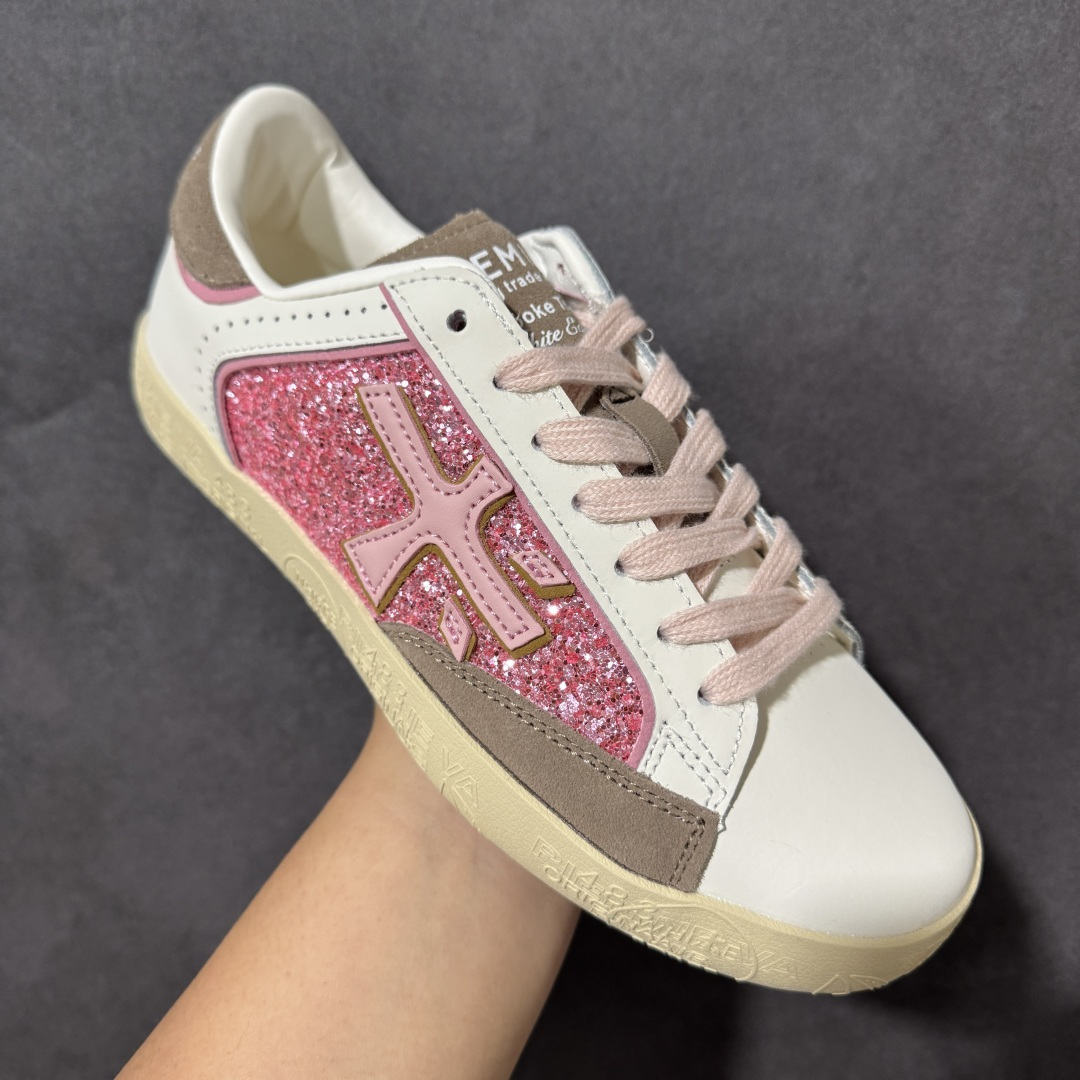 图片[3]-【公司级】普瑞米亚达 Premiata Lander Trainers 兰诺系列米字复古百搭休闲运动板鞋 premiata是意大利品牌PREMIATA依据国际高标准，使用意大利面料和精致皮革制做运动鞋，此外，根据不同的型号，采用世界各地优质技术供应商提供的鞋底。PREMIATA致力于将传统制鞋方法，以及高科技研发成果融入鞋履设计中。这个创立于1885年的制鞋品牌，通过对历史进行现代演绎，以极度热忱和无限创意打造出一款款鞋履作品，是顶级意大利手工艺代表。 普瑞米亚达意大利名品百年历史，所有工艺全手工打造，米“字一样的LOGO简称米字鞋。完美的融合了传统的制鞋方法和高科技研发成果，设计出了独具特色的外观，打造出了完全贴合人们脚型的鞋履。上脚舒适美… ❶面料：原版定制牛皮➕牛猄 ❷内里：原版定制羊皮 ❸垫脚：原版羊皮注塑成型 ❹大底：原版开模PU发泡大底 ❺包装：原版全套包装 货号：491514-W1EB7-1053 尺码：36-41没半码-选品中心