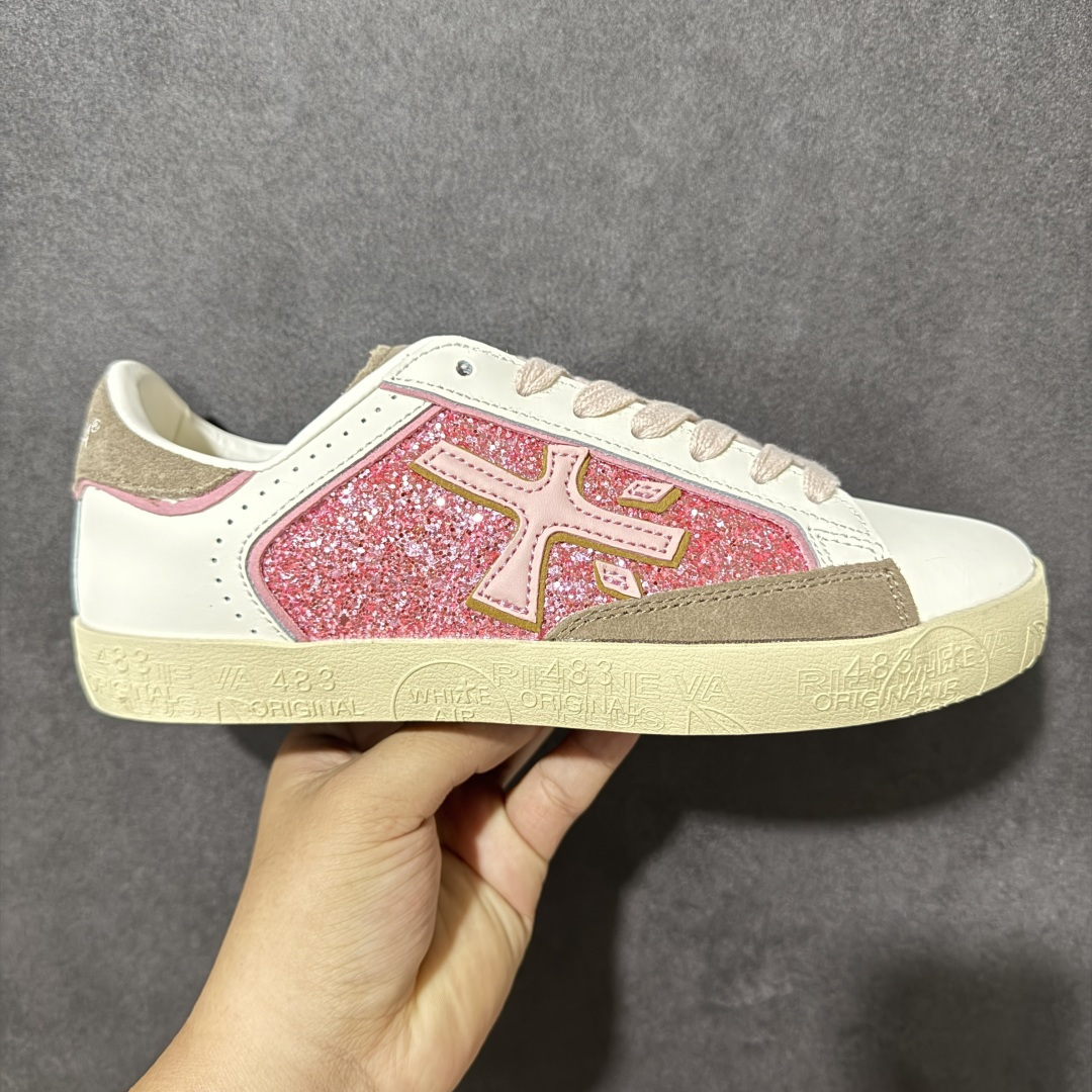 【公司级】普瑞米亚达 Premiata Lander Trainers 兰诺系列米字复古百搭休闲运动板鞋 premiata是意大利品牌PREMIATA依据国际高标准，使用意大利面料和精致皮革制做运动鞋，此外，根据不同的型号，采用世界各地优质技术供应商提供的鞋底。PREMIATA致力于将传统制鞋方法，以及高科技研发成果融入鞋履设计中。这个创立于1885年的制鞋品牌，通过对历史进行现代演绎，以极度热忱和无限创意打造出一款款鞋履作品，是顶级意大利手工艺代表。 普瑞米亚达意大利名品百年历史，所有工艺全手工打造，米“字一样的LOGO简称米字鞋。完美的融合了传统的制鞋方法和高科技研发成果，设计出了独具特色的外观，打造出了完全贴合人们脚型的鞋履。上脚舒适美… ❶面料：原版定制牛皮➕牛猄 ❷内里：原版定制羊皮 ❸垫脚：原版羊皮注塑成型 ❹大底：原版开模PU发泡大底 ❺包装：原版全套包装 货号：491514-W1EB7-1053 尺码：36-41没半码-选品中心