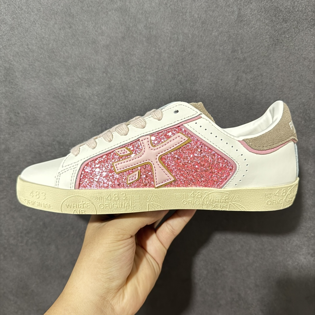 图片[2]-【公司级】普瑞米亚达 Premiata Lander Trainers 兰诺系列米字复古百搭休闲运动板鞋 premiata是意大利品牌PREMIATA依据国际高标准，使用意大利面料和精致皮革制做运动鞋，此外，根据不同的型号，采用世界各地优质技术供应商提供的鞋底。PREMIATA致力于将传统制鞋方法，以及高科技研发成果融入鞋履设计中。这个创立于1885年的制鞋品牌，通过对历史进行现代演绎，以极度热忱和无限创意打造出一款款鞋履作品，是顶级意大利手工艺代表。 普瑞米亚达意大利名品百年历史，所有工艺全手工打造，米“字一样的LOGO简称米字鞋。完美的融合了传统的制鞋方法和高科技研发成果，设计出了独具特色的外观，打造出了完全贴合人们脚型的鞋履。上脚舒适美… ❶面料：原版定制牛皮➕牛猄 ❷内里：原版定制羊皮 ❸垫脚：原版羊皮注塑成型 ❹大底：原版开模PU发泡大底 ❺包装：原版全套包装 货号：491514-W1EB7-1053 尺码：36-41没半码-选品中心