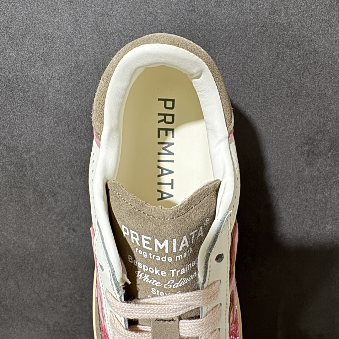 图片[6]-【公司级】普瑞米亚达 Premiata Lander Trainers 兰诺系列米字复古百搭休闲运动板鞋 premiata是意大利品牌PREMIATA依据国际高标准，使用意大利面料和精致皮革制做运动鞋，此外，根据不同的型号，采用世界各地优质技术供应商提供的鞋底。PREMIATA致力于将传统制鞋方法，以及高科技研发成果融入鞋履设计中。这个创立于1885年的制鞋品牌，通过对历史进行现代演绎，以极度热忱和无限创意打造出一款款鞋履作品，是顶级意大利手工艺代表。 普瑞米亚达意大利名品百年历史，所有工艺全手工打造，米“字一样的LOGO简称米字鞋。完美的融合了传统的制鞋方法和高科技研发成果，设计出了独具特色的外观，打造出了完全贴合人们脚型的鞋履。上脚舒适美… ❶面料：原版定制牛皮➕牛猄 ❷内里：原版定制羊皮 ❸垫脚：原版羊皮注塑成型 ❹大底：原版开模PU发泡大底 ❺包装：原版全套包装 货号：491514-W1EB7-1053 尺码：36-41没半码-选品中心