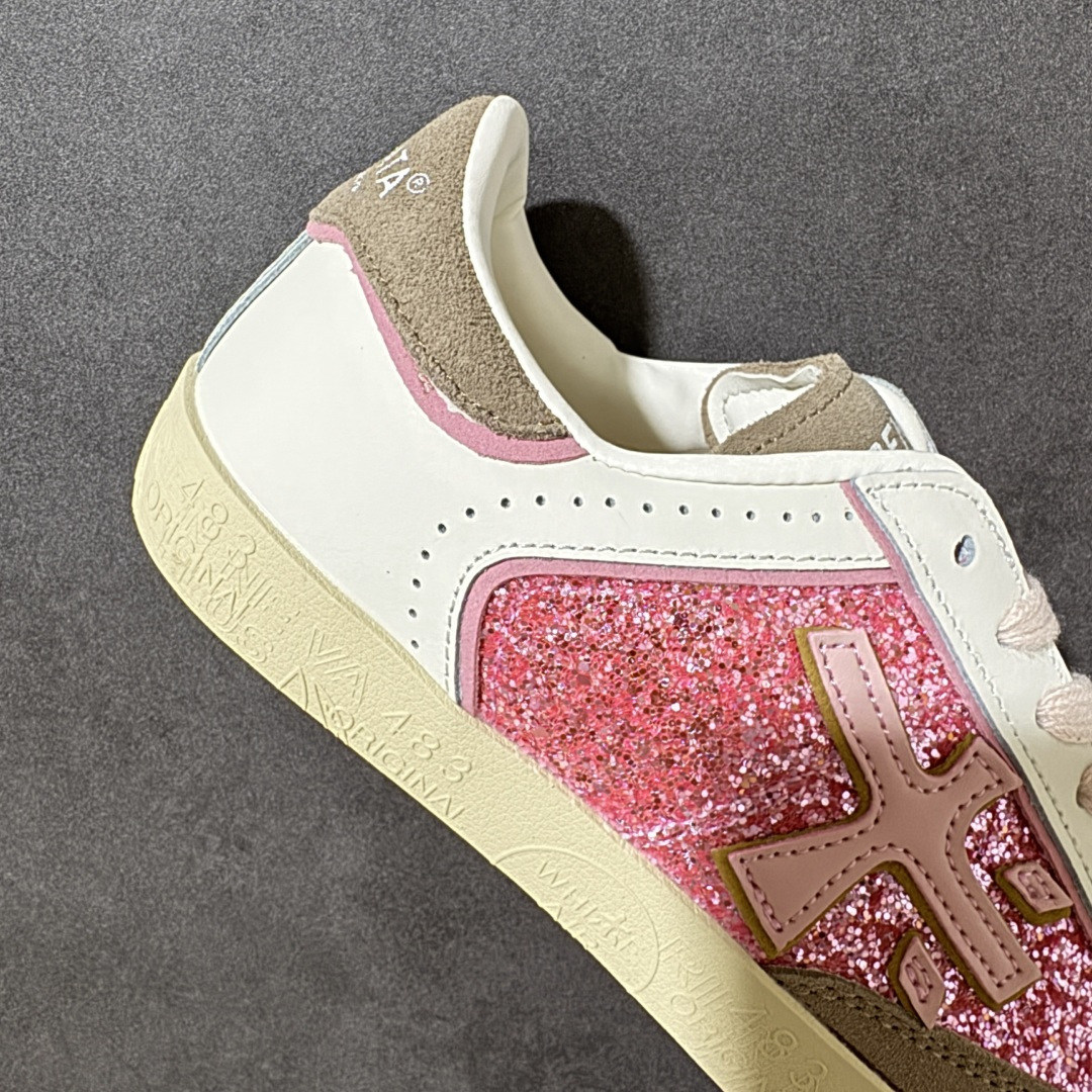 图片[7]-【公司级】普瑞米亚达 Premiata Lander Trainers 兰诺系列米字复古百搭休闲运动板鞋 premiata是意大利品牌PREMIATA依据国际高标准，使用意大利面料和精致皮革制做运动鞋，此外，根据不同的型号，采用世界各地优质技术供应商提供的鞋底。PREMIATA致力于将传统制鞋方法，以及高科技研发成果融入鞋履设计中。这个创立于1885年的制鞋品牌，通过对历史进行现代演绎，以极度热忱和无限创意打造出一款款鞋履作品，是顶级意大利手工艺代表。 普瑞米亚达意大利名品百年历史，所有工艺全手工打造，米“字一样的LOGO简称米字鞋。完美的融合了传统的制鞋方法和高科技研发成果，设计出了独具特色的外观，打造出了完全贴合人们脚型的鞋履。上脚舒适美… ❶面料：原版定制牛皮➕牛猄 ❷内里：原版定制羊皮 ❸垫脚：原版羊皮注塑成型 ❹大底：原版开模PU发泡大底 ❺包装：原版全套包装 货号：491514-W1EB7-1053 尺码：36-41没半码-选品中心